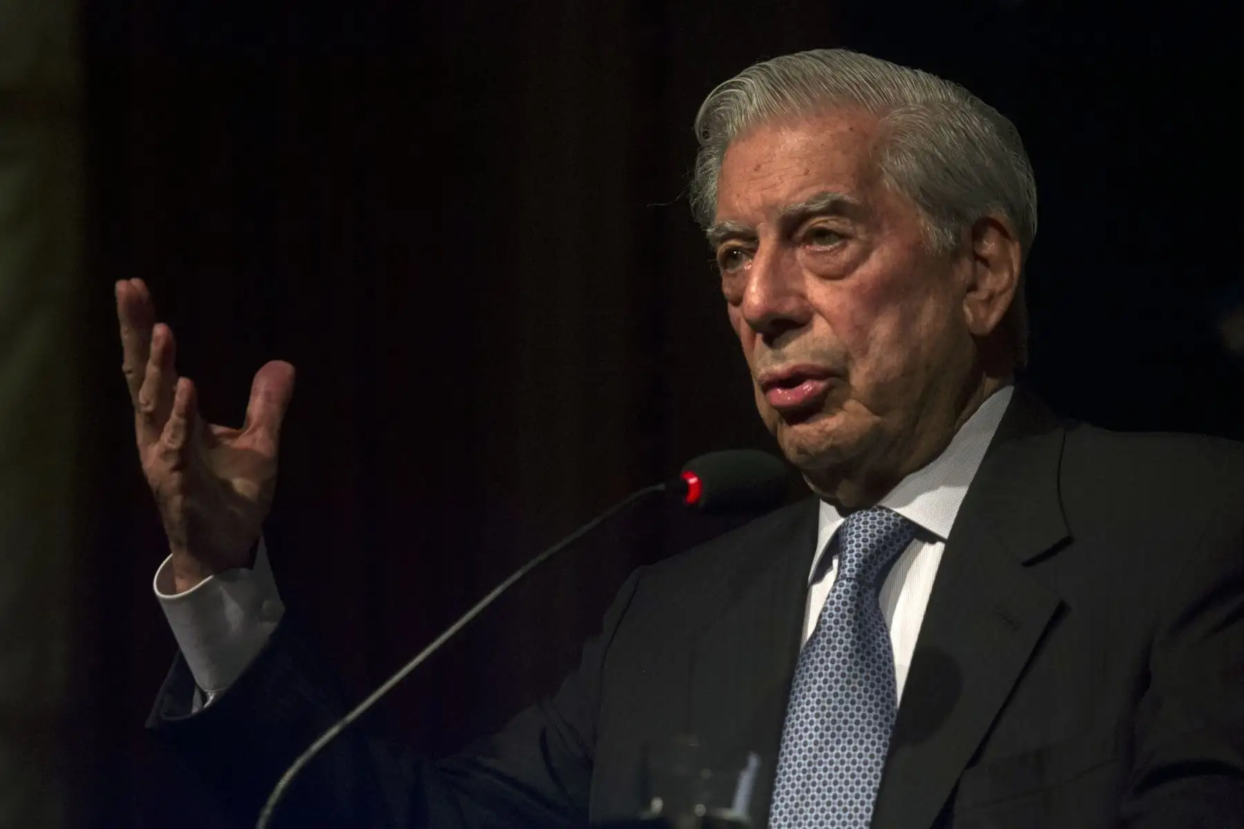 Escritor Mario Vargas Llosa se pronuncia sobre la disolución del Congreso peruano. Foto: AFP.