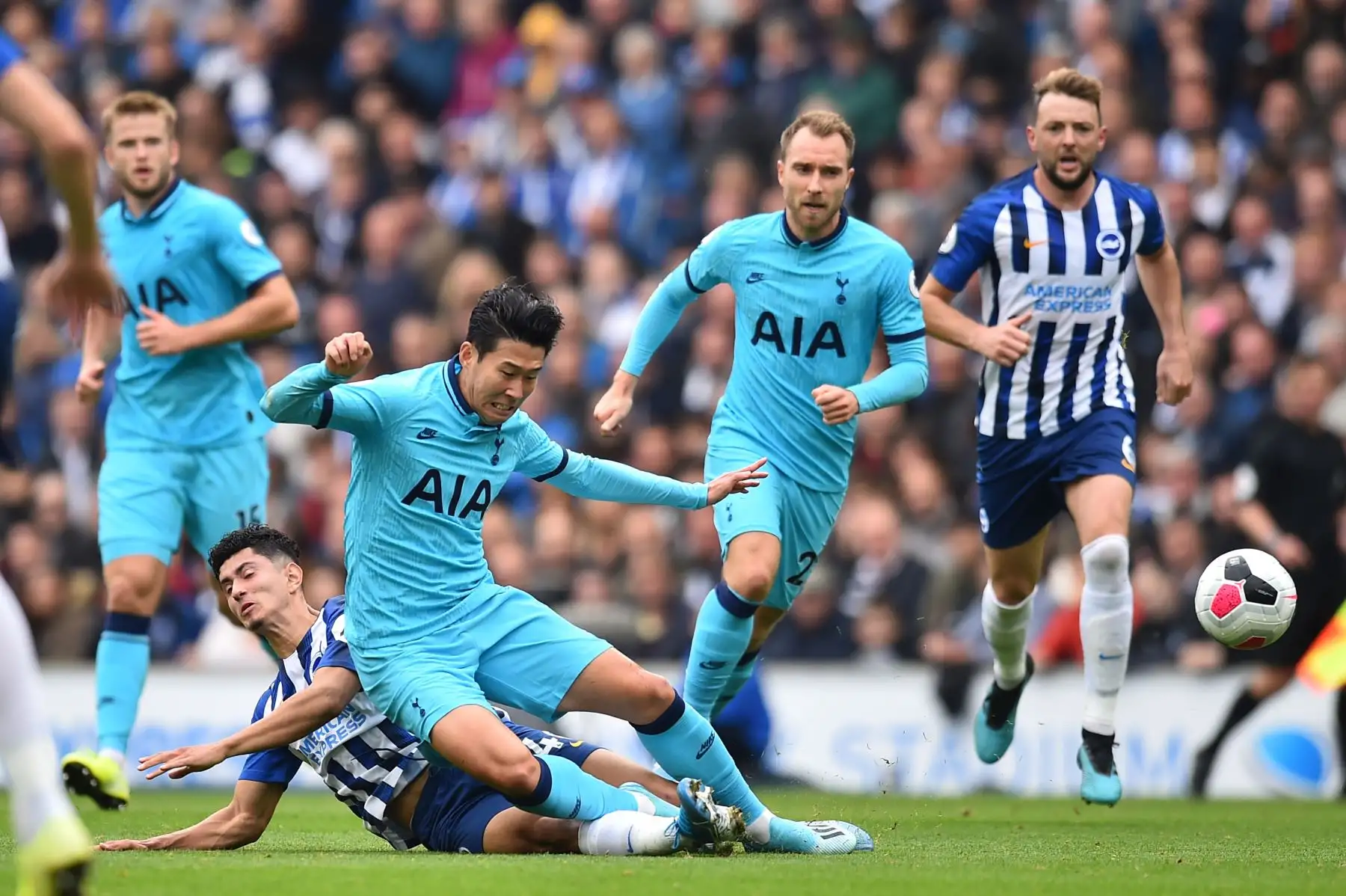Steven Alzate de Brighton intersecta al delantero surcoreano de Tottenham, Son Heung-Min, durante la Premier League. Foto: AFP