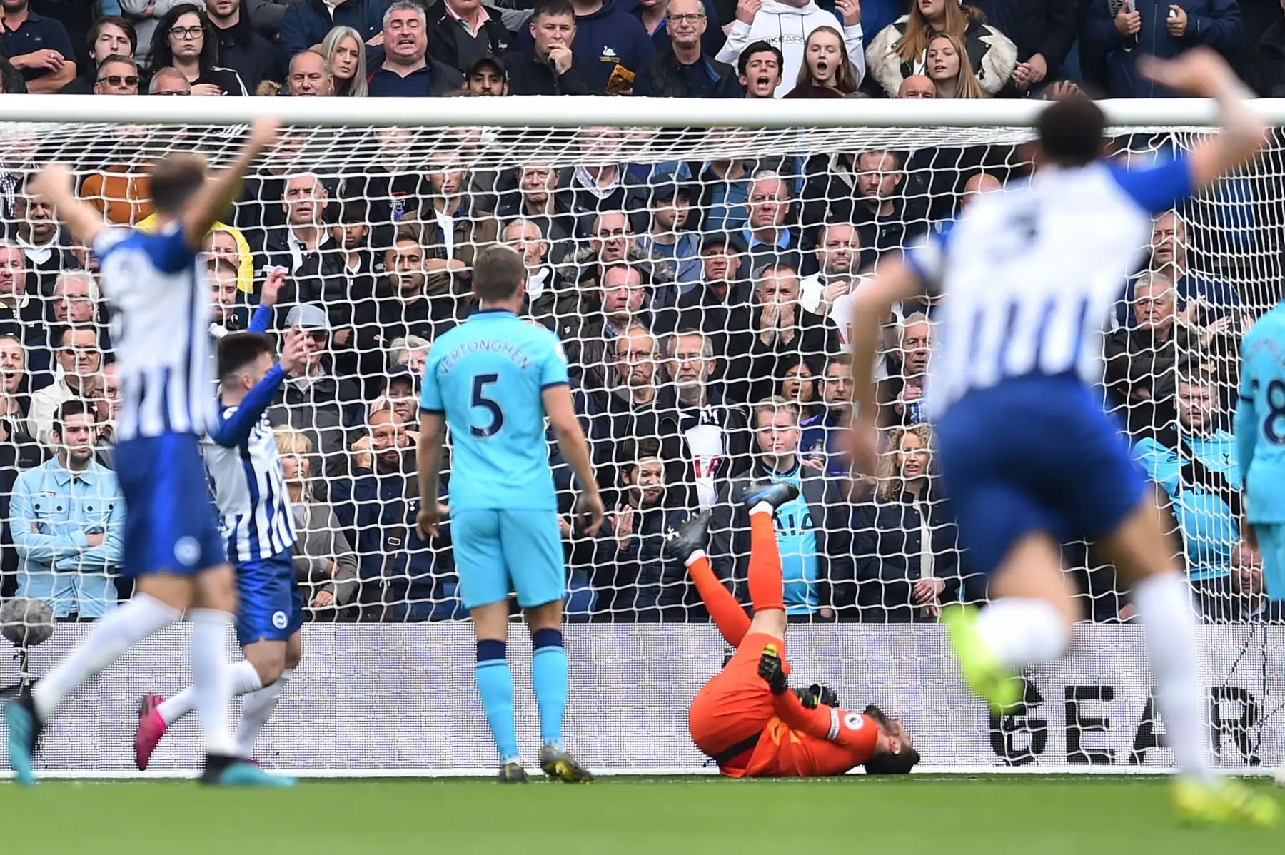 El portero de Tottenham Hugo Lloris sufrió grave lesión en el codo y tuvo que ser cambiado. Foto: AFP