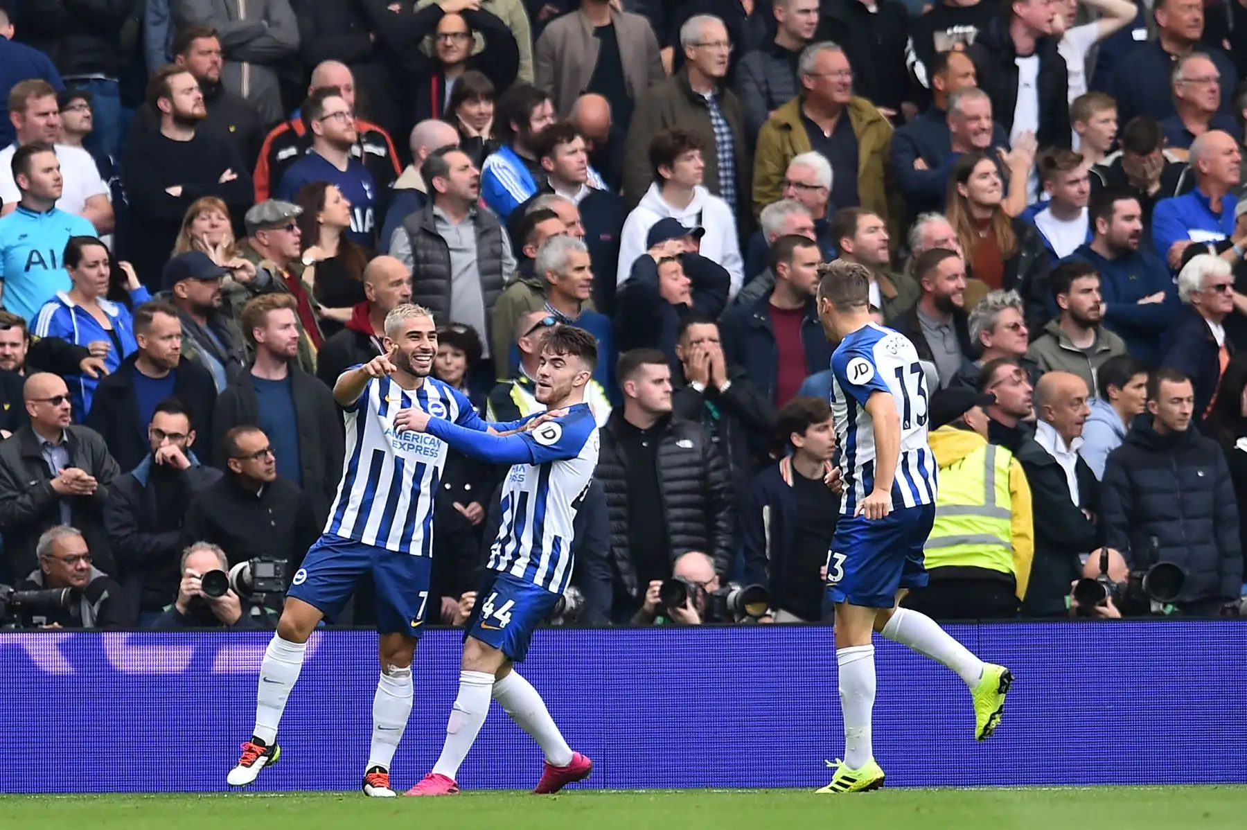 El delantero francés de Brighton Neal Maupay celebra con sus compañeros el primer gol de su equipo. Foto: AFP