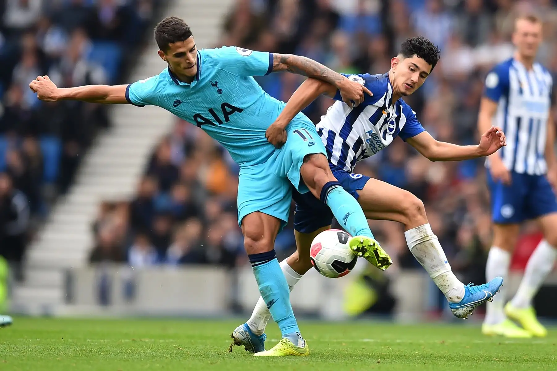 El mediocampista argentino del Tottenham Erik Lamela compite con Steven Alzate de Brighton durante el partido de fútbol de la Premier League. Foto: AFP