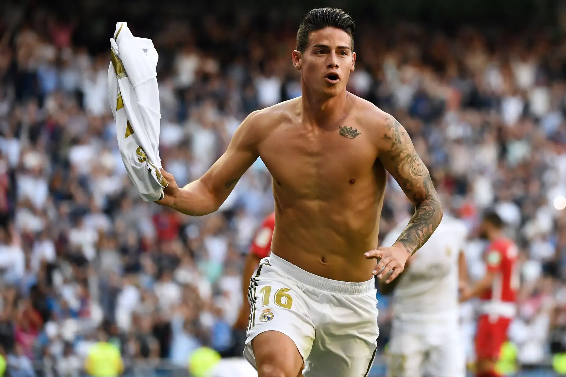 El centrocampista colombiano del Real Madrid James Rodríguez celebra el cuarto gol del Real Madrid ante el Granada. Foto: AFP