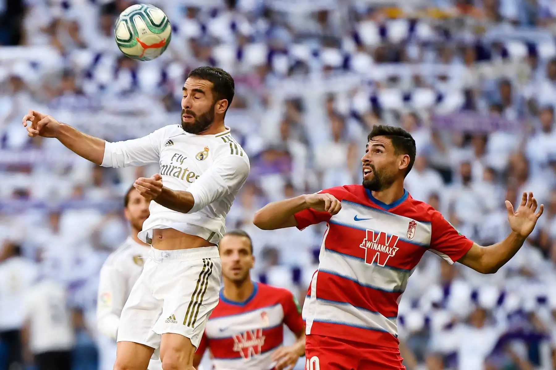El defensor español del Real Madrid Dani Carvajal compite con el centrocampista español de Granada Antonio Puertas por Liga Santander. Foto: AFP