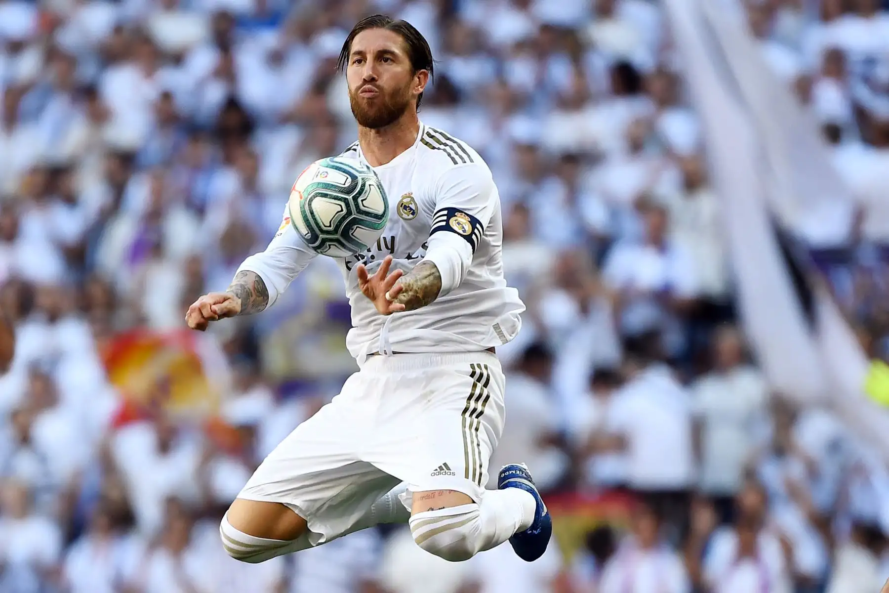 El defensor español del Real Madrid Sergio Ramos salta para controlar el balón durante el partido de fútbol contra el Granada por la Liga española. Foto: AFP
