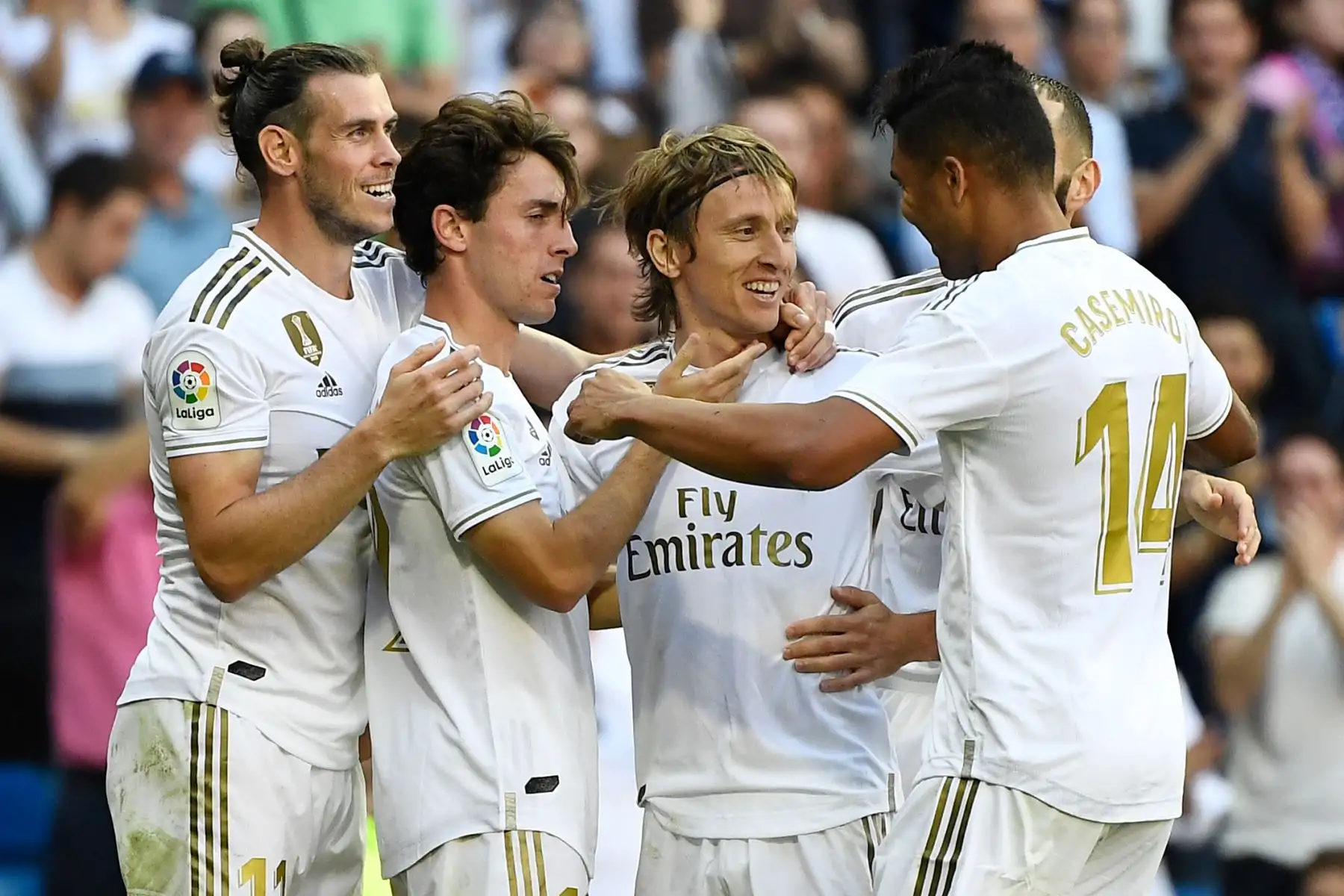 El centrocampista croata del Real Madrid Luka Modric celebra con sus compañeros el tercer gol del Real Madrid. Foto: AFP