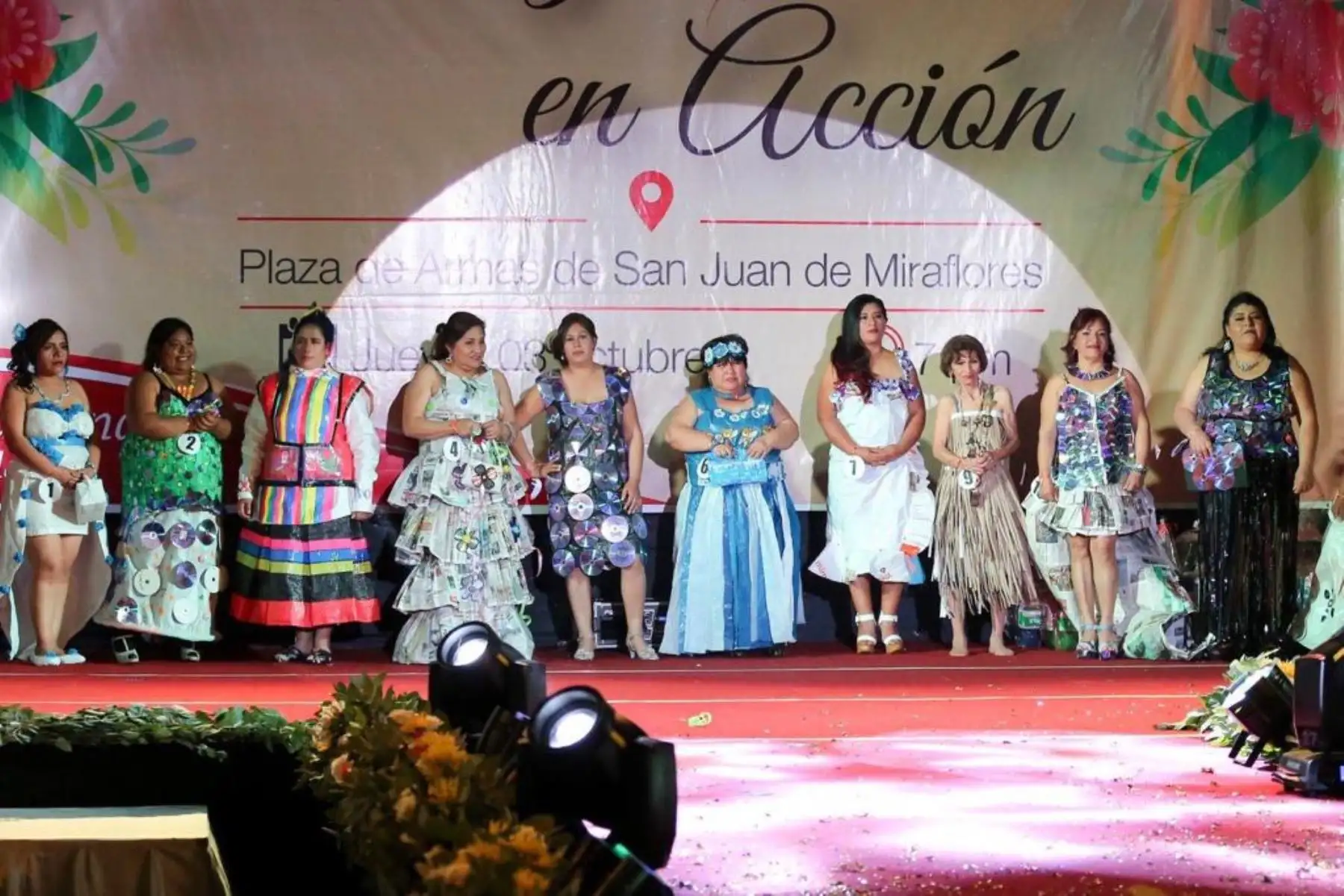 Trajes a base de material reciclado se lucen en certamen de belleza en SJL. Foto: ANDINA/Difusión.