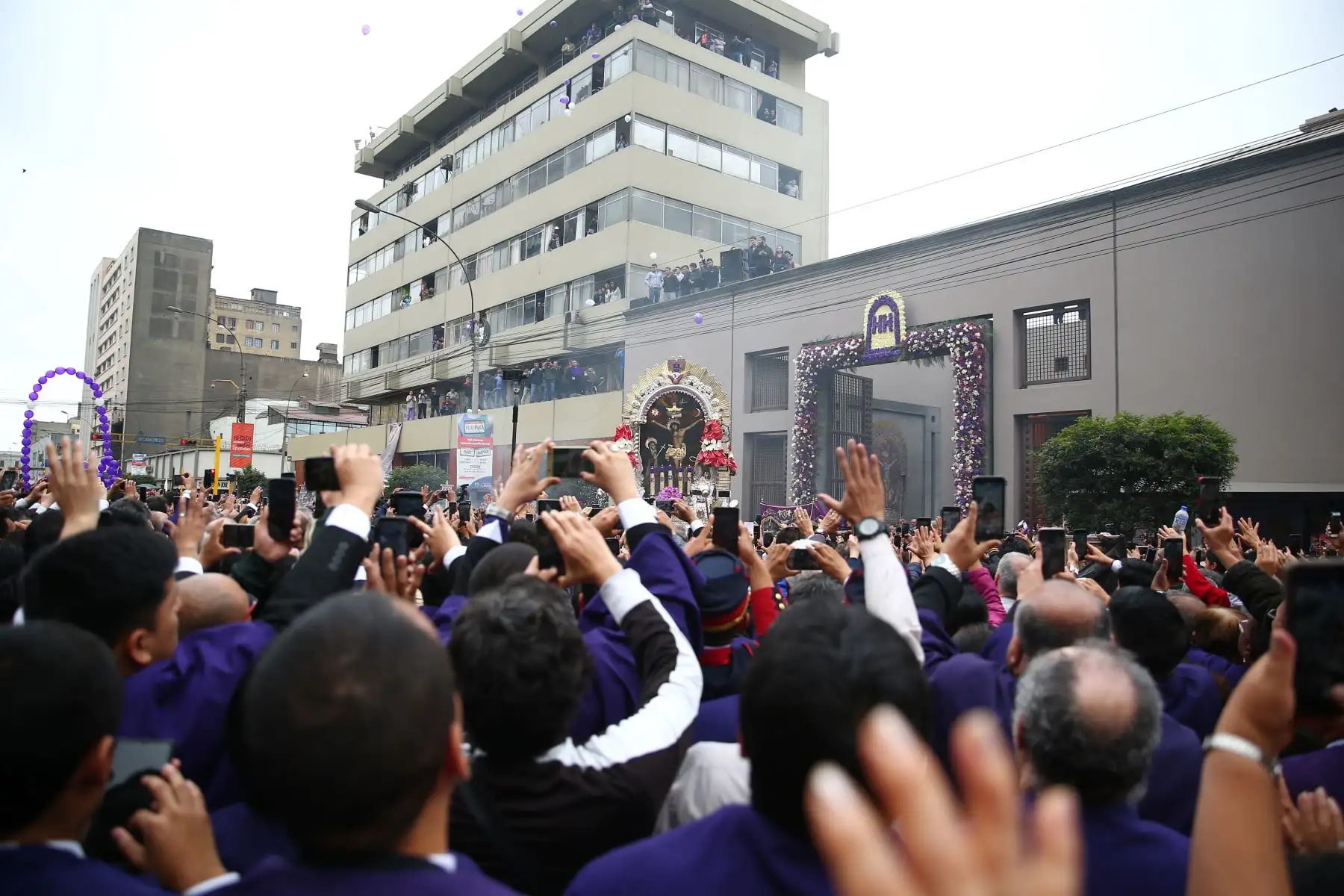 Primera salida de la imagen del Señor de los Milagros. Foto: ANDINA/Melina Mejía