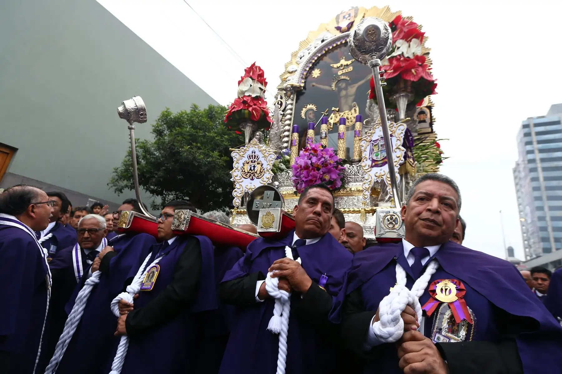 Primera salida de la imagen del Señor de los Milagros. Foto: ANDINA/Melina Mejía