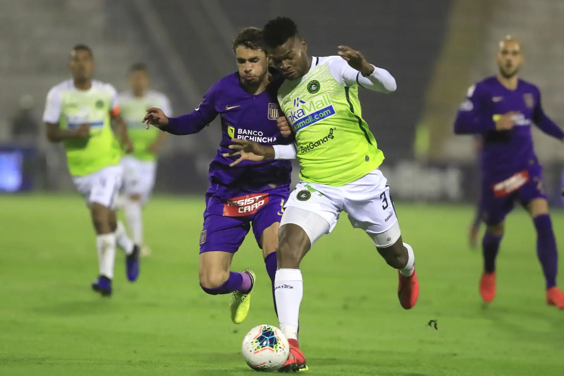 Felipe Rodríguez (izq) disputa el balón con Jimmy Valoyes (der) durante el encuentro entre Alianza Lima y Piratas F.C.     


Foto: Andina/Juan Carlos Guzmán Negrini