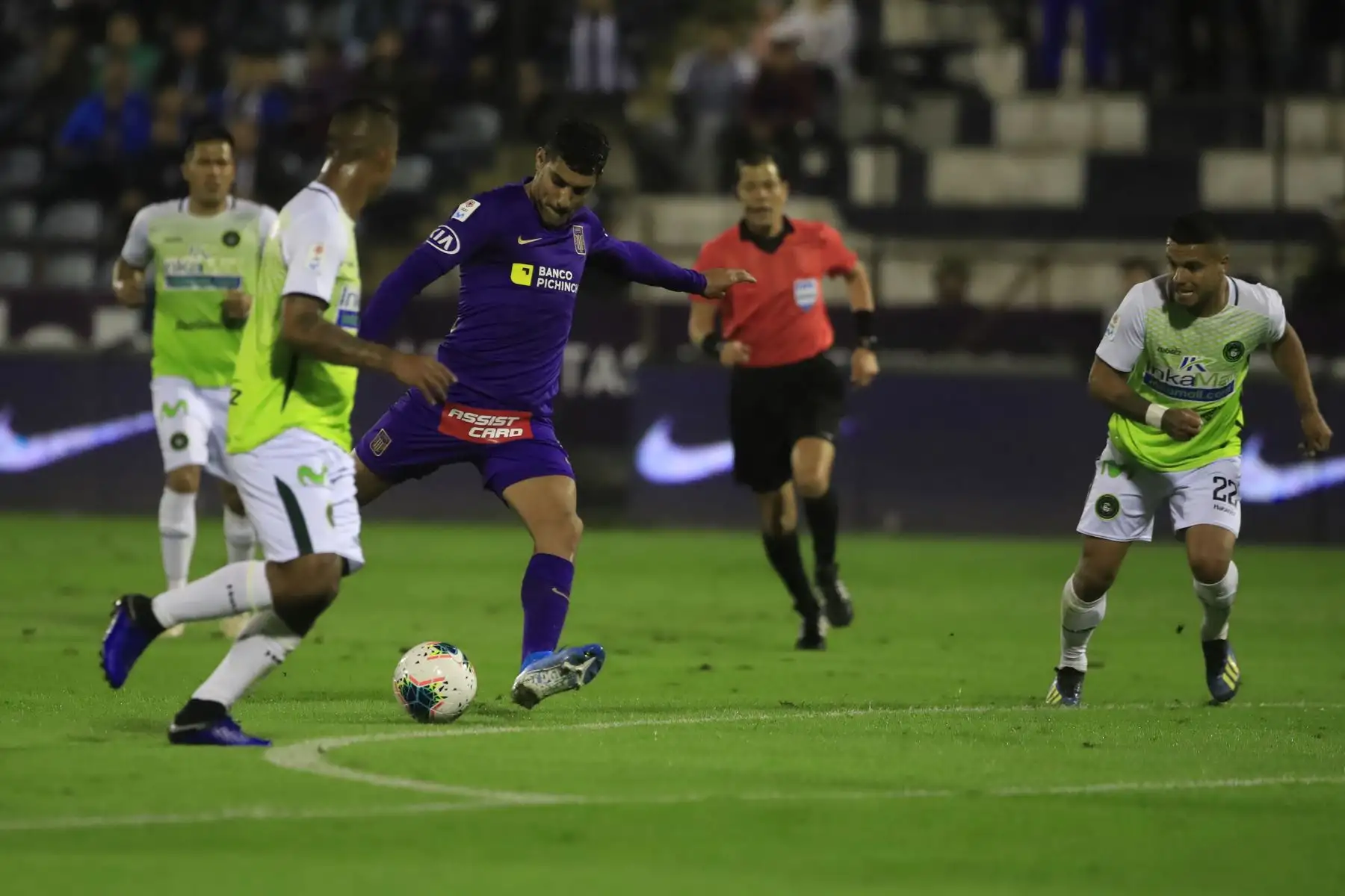 Adrián Balboa de Alianza Lima patea el balón durante el partido contra Piratas F.C.       


Foto: Andina/Juan Carlos Guzmán Negrini