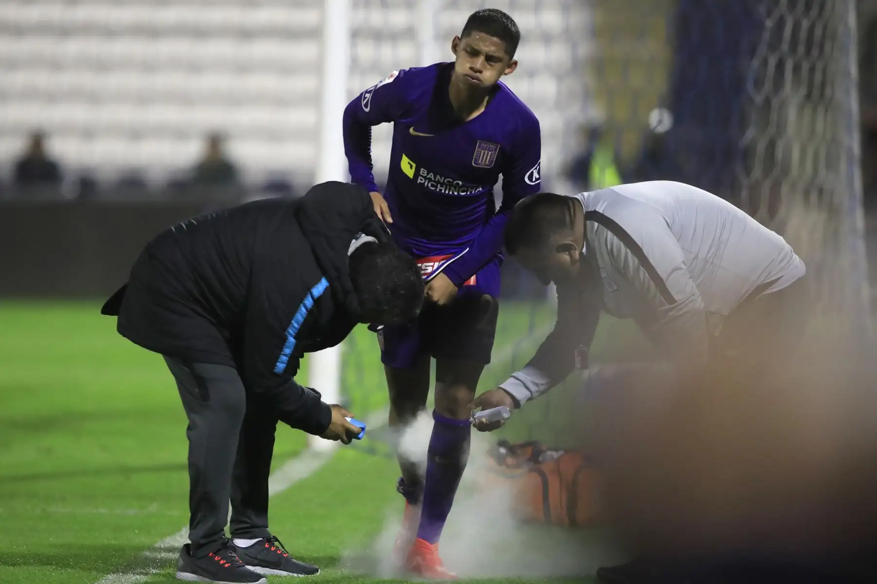 Kevin Quevedo recibe atención médica durante el encuentro entre Alianza Lima y Piratas F.C.      


Foto: Andina/Juan Carlos Guzmán Negrini