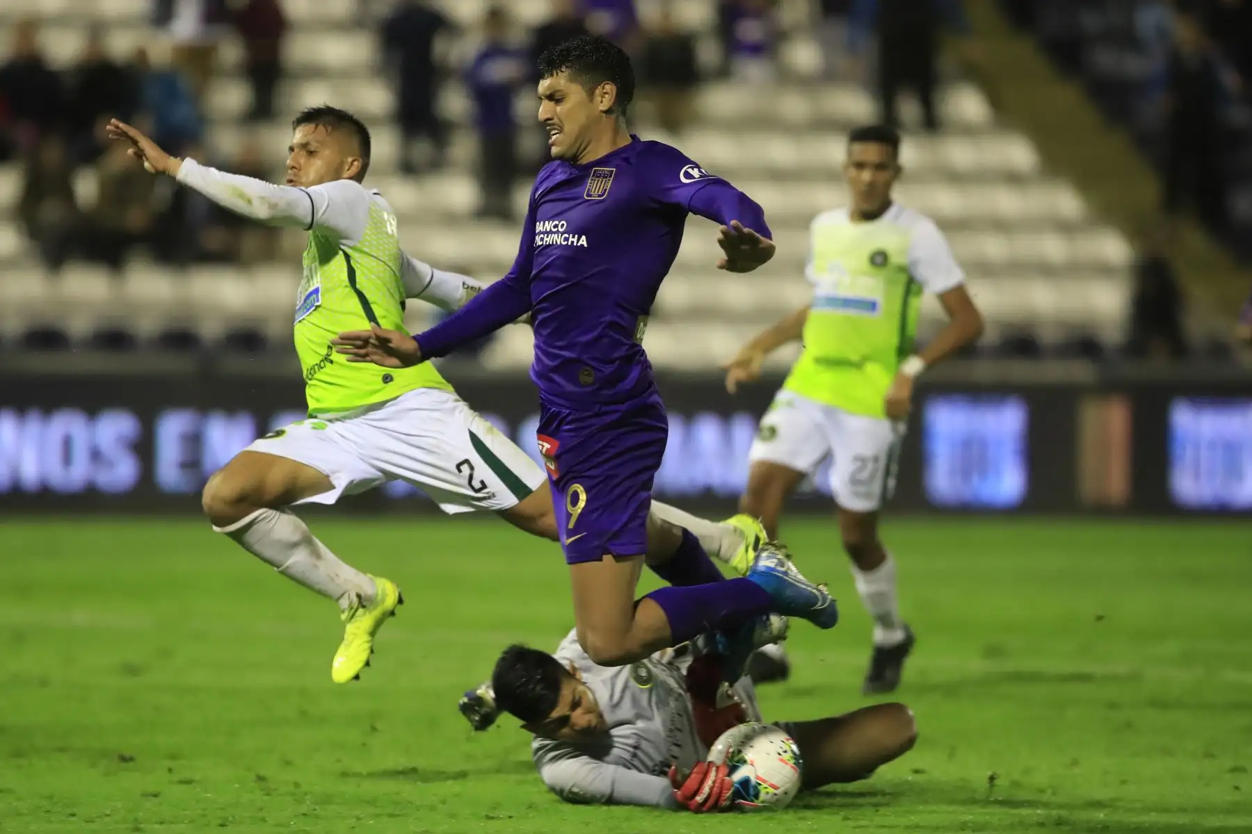 Adrián Balboa disputa el balón con el portero Paolo Izaguirre durante el encuentro entre Alianza Lima vs Piratas F.C.    


Foto: Andina/Juan Carlos Guzmán Negrini