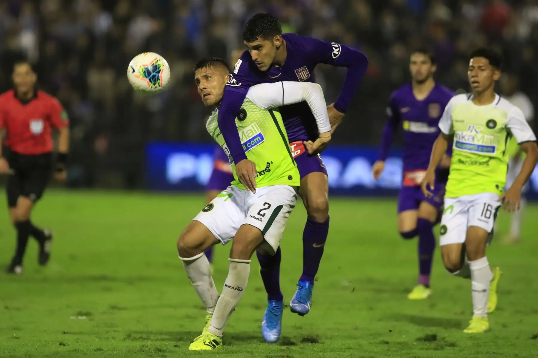 Adrián Balboa disputa el balón con Guillermo Echeandía durante el encuentro entre Alianza Lima vs Piratas F.C.    


Foto: Andina/Juan Carlos Guzmán Negrini