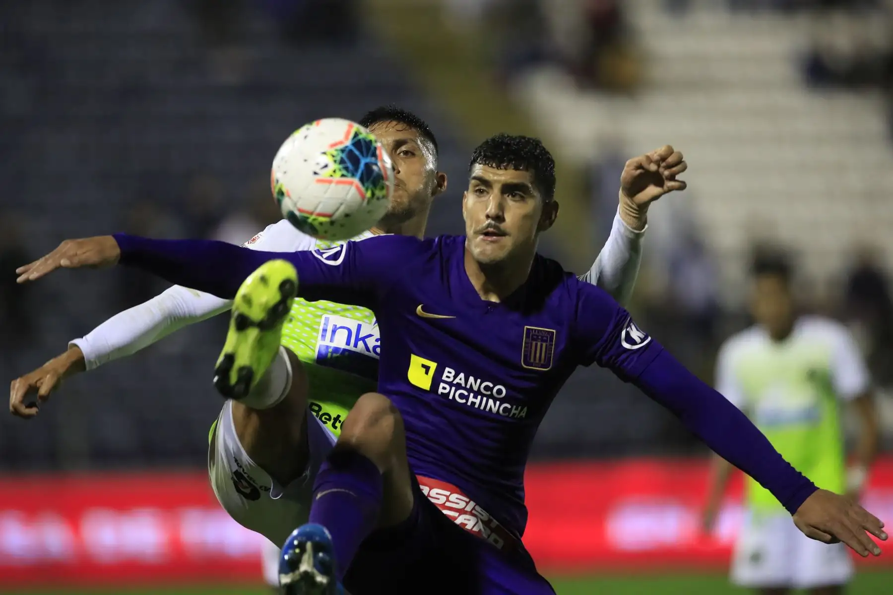 Adrián Balboa disputa el balón con Guillermo Echeandía durante el encuentro entre Alianza Lima vs Piratas F.C.    


Foto: Andina/Juan Carlos Guzmán Negrini