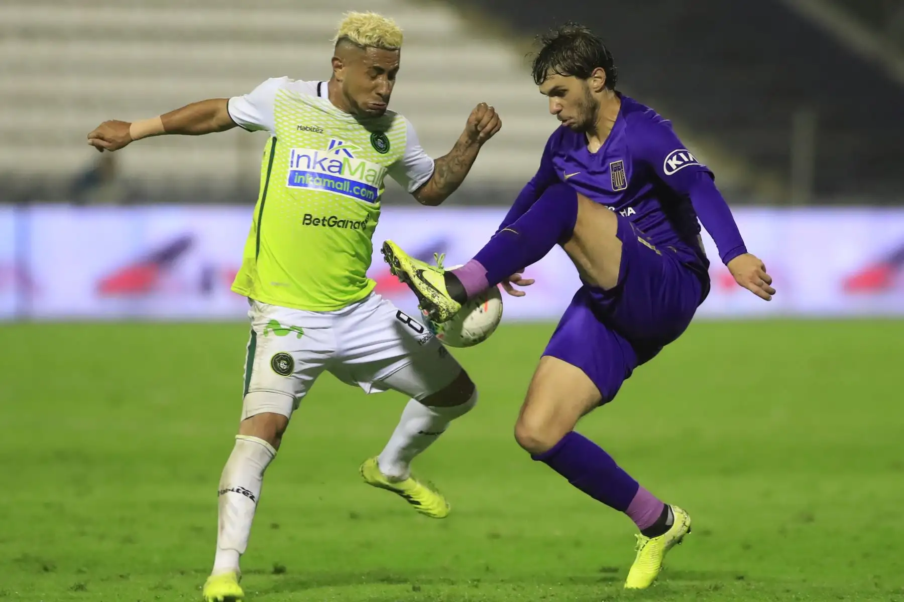 Felipe Rodríguez disputa el balón con Mario Ramírez durante el encuentro entre Alianza Lima vs Piratas F.C.    


Foto: Andina/Juan Carlos Guzmán Negrini