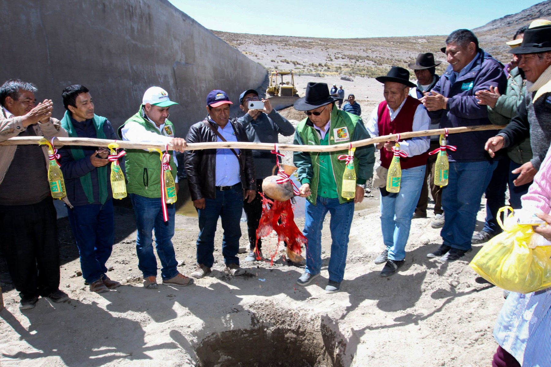 El gobernador regional de Lima, Ricardo Chavarría, puso la primera piedra de la represa de Pariapongo, en el distrito de Lahuaytambo.
