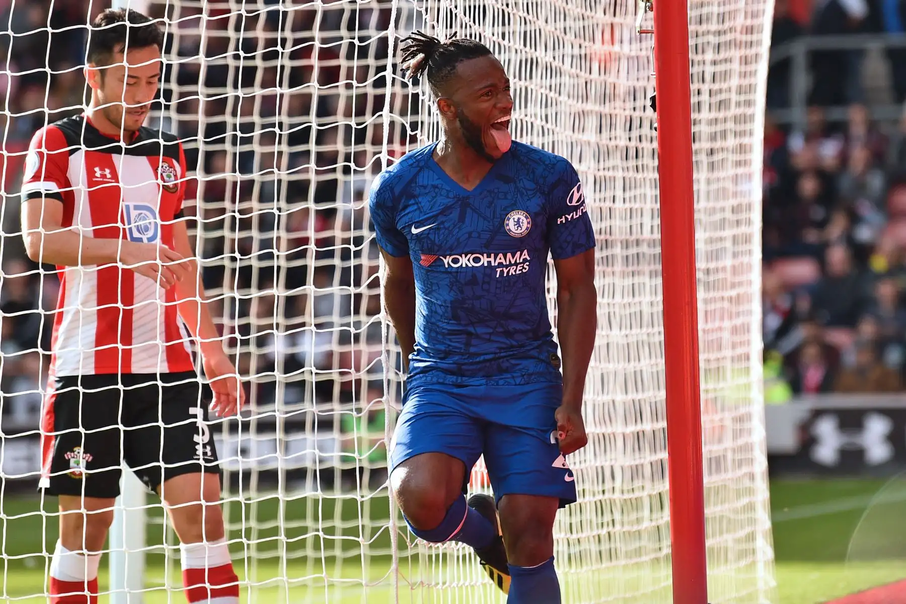 El delantero belga del Chelsea Michy Batshuayi celebra tras marcar cuarto gol a Southampton durante el partido de fútbol de la Premier League. Foto: AFP