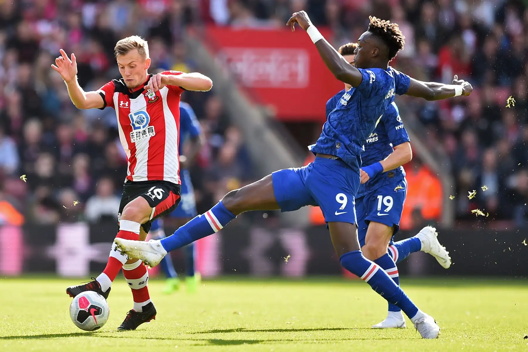 El mediocampista inglés de Southampton James Ward-Prowse compite contra el delantero inglés del Chelsea Tammy Abraham por partido de la Premier League. Foto: AFP