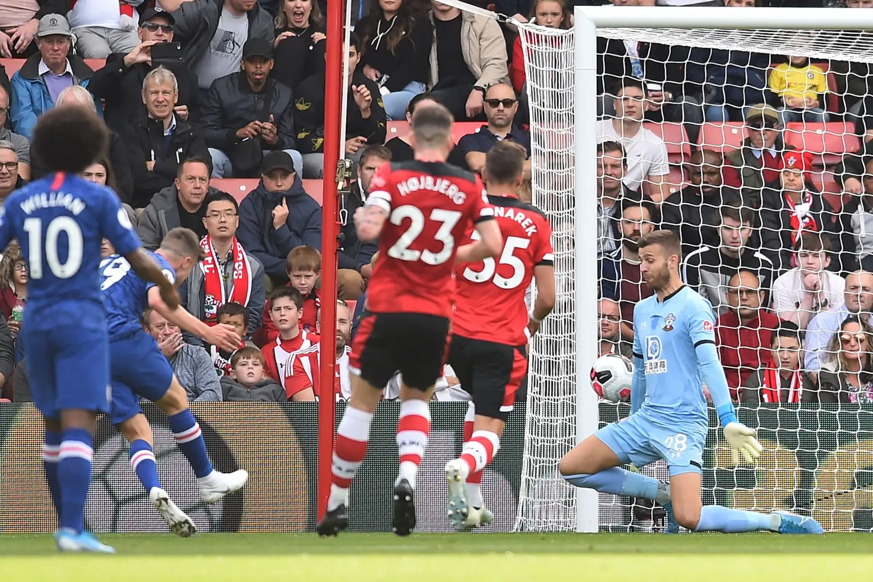 El mediocampista inglés del Chelsea Mason Mount dispara para marcar su segundo tanto al arco del guardameta inglés de Southampton Angus Gunn. Foto: AFP