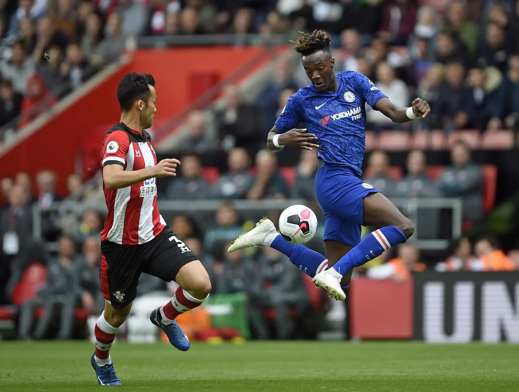 Tammy Abraham del Chelsea controla el balón durante el partido contra Southampton por la Premier League. Foto: EFE