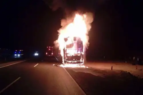El ómnibus de la empresa turística Mony Tours, de placa D1M-967, se incendió en el distrito de Pariacoto, región Áncash.