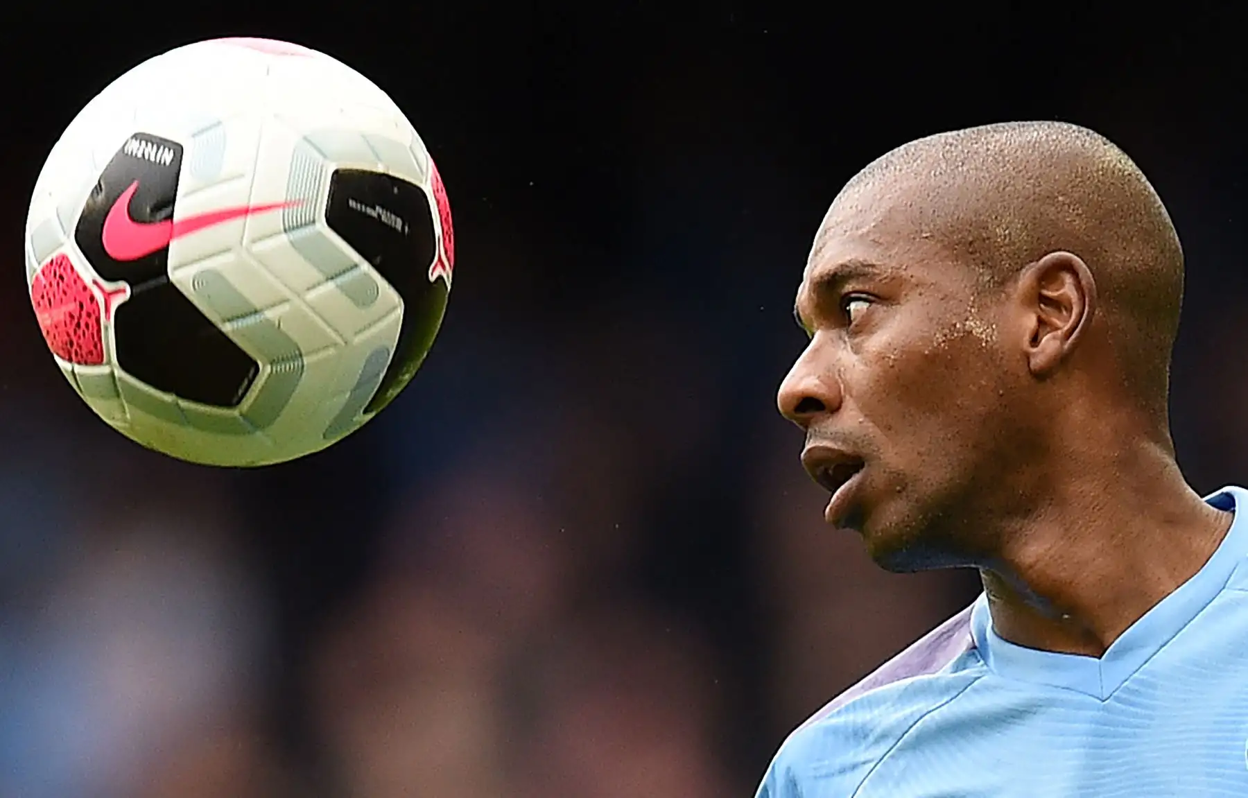 El centrocampista brasileño del Manchester City, Fernandinho, controla el balón durante el partido de fútbol disputado contra  Wolverhampton por Premier League. Foto: AFP