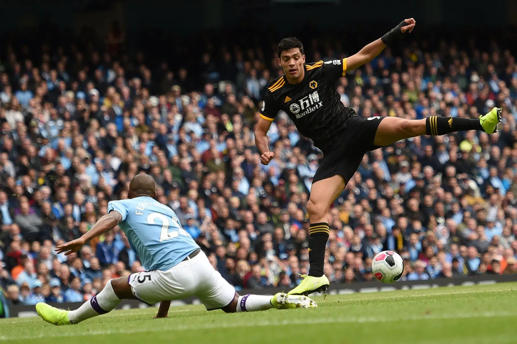 El centrocampista brasileño del Manchester City, Fernandinho, bloquea un disparo del delantero mexicano Raúl Jiménez del Wolverhampton Wanderers. Foto: AFP