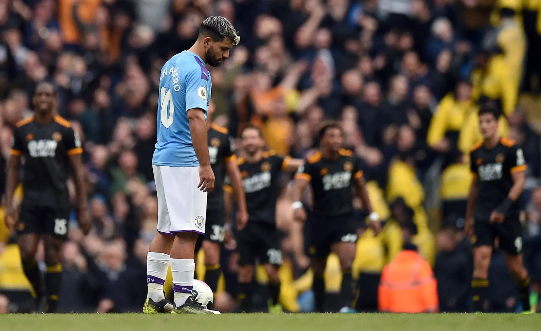 El delantero argentino del Manchester City, Sergio Agüero, se lamenta ante  un segundo gol del Wolverhampton por Premier League. Foto: AFP