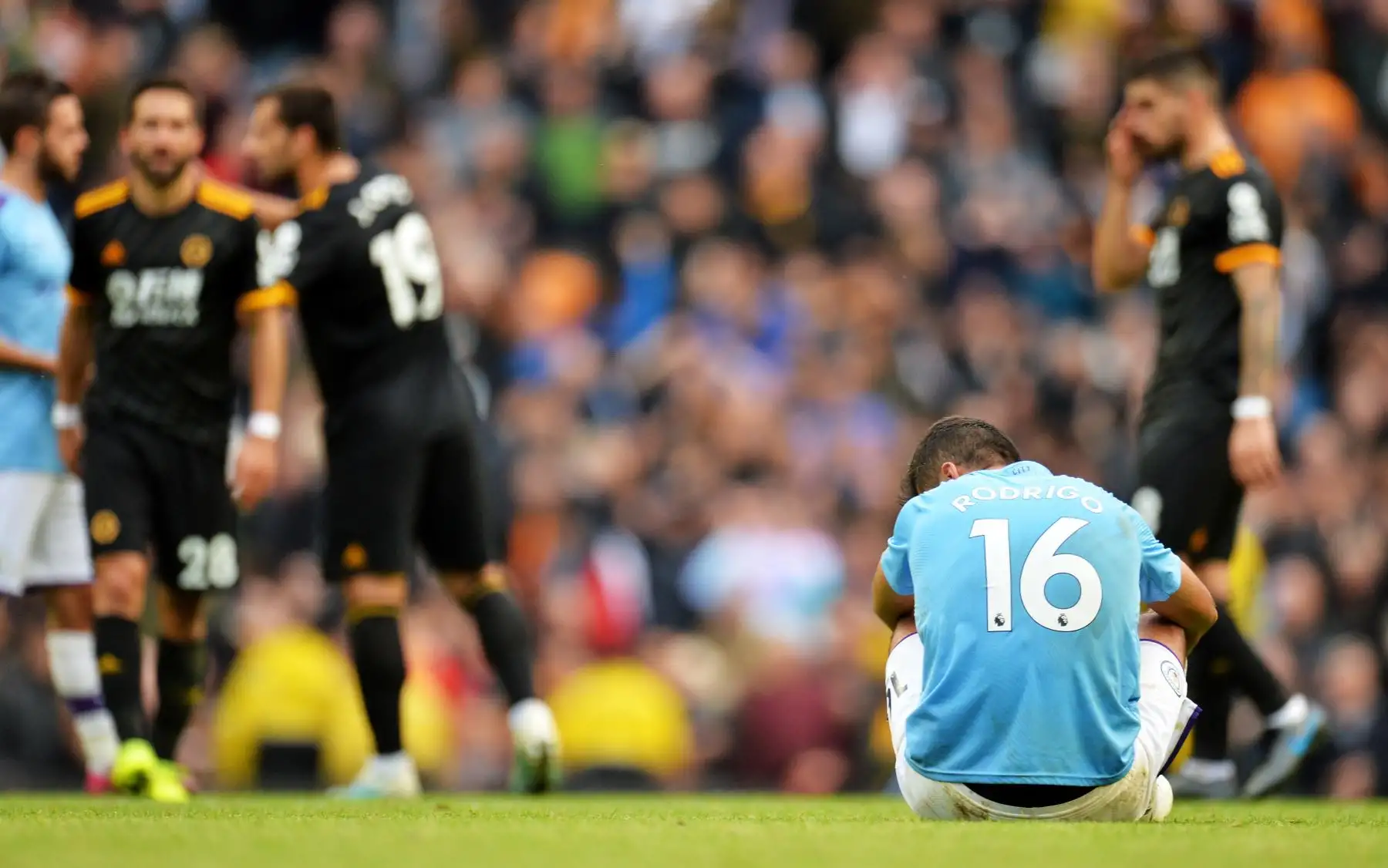El jugador del Manchester City, Rodrigo, lamenta derrota de su equipo ante Wolverhampton por Premier League. Foto: EFE