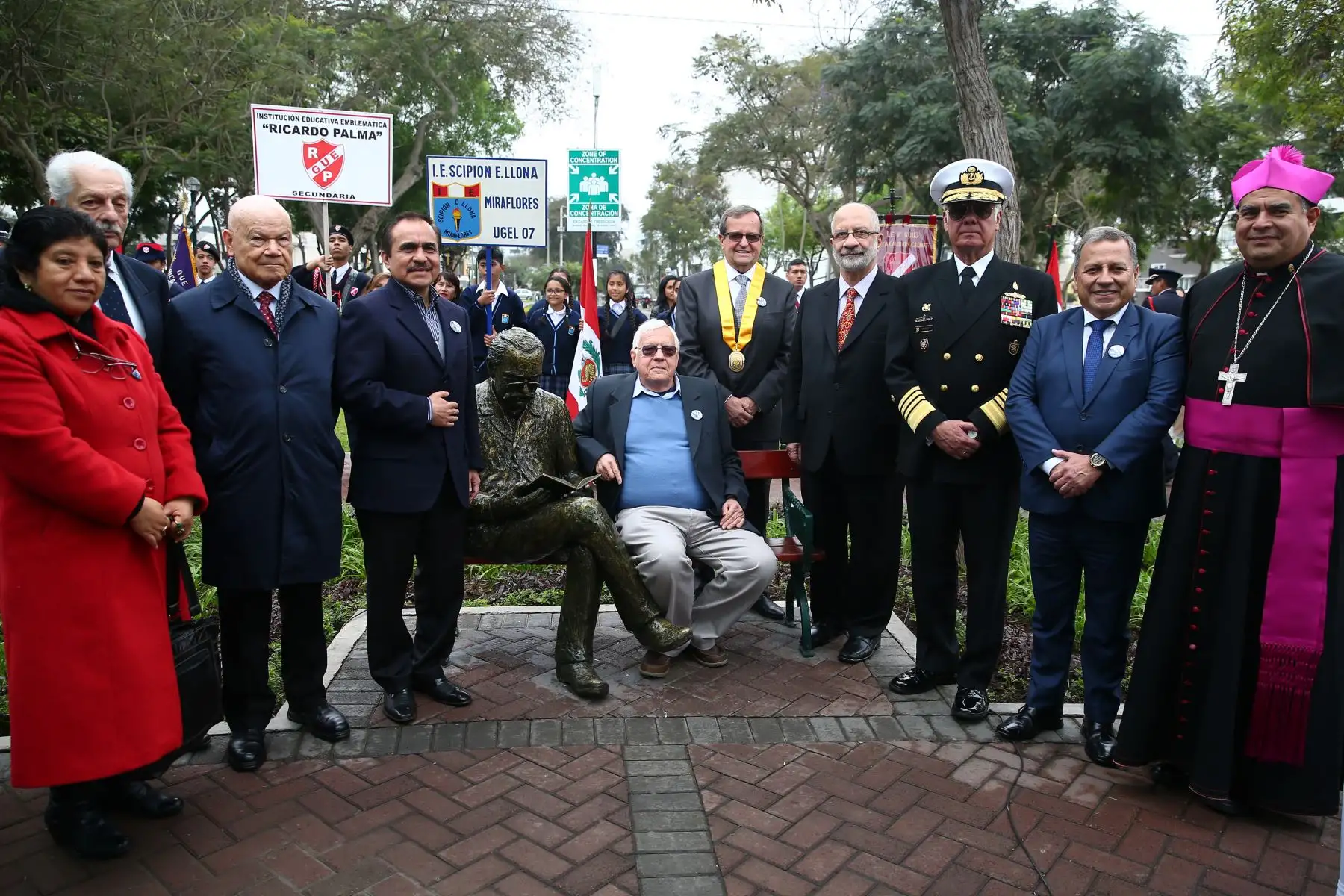El Alcalde Miraflores, Luis Molina, Comandante General de la Marina, Almirante Fernando Cerdàn y bisnieto del tradicionalista, en  ceremonia de  homenaje por el centenario del fallecimiento de Ricardo Palma. Foto: ANDINA/Melina Mejía