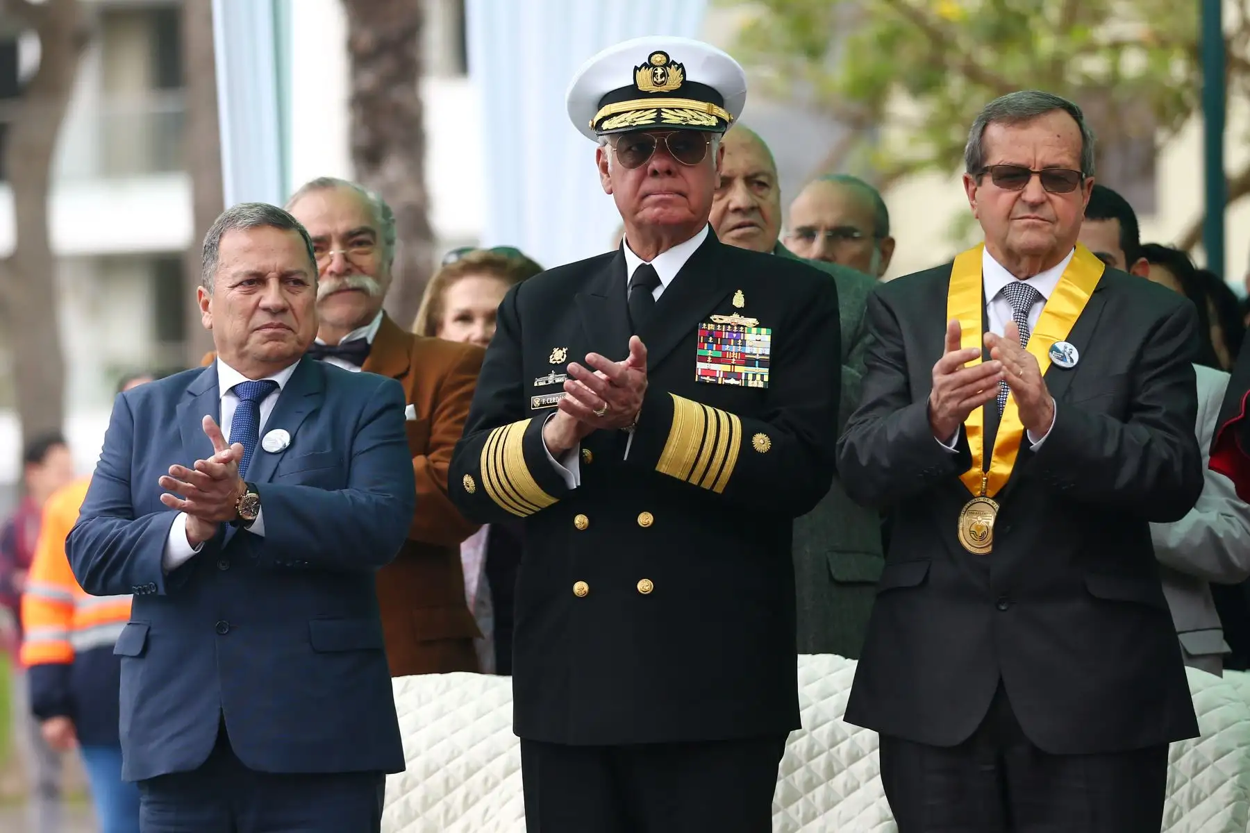 El Alcalde Miraflores, Luis Molina, Comandante General de la Marina, Almirante Fernando Cerdàn, en  ceremonia de  homenaje por el centenario del fallecimiento de Ricardo Palma. Foto: ANDINA/Melina Mejía