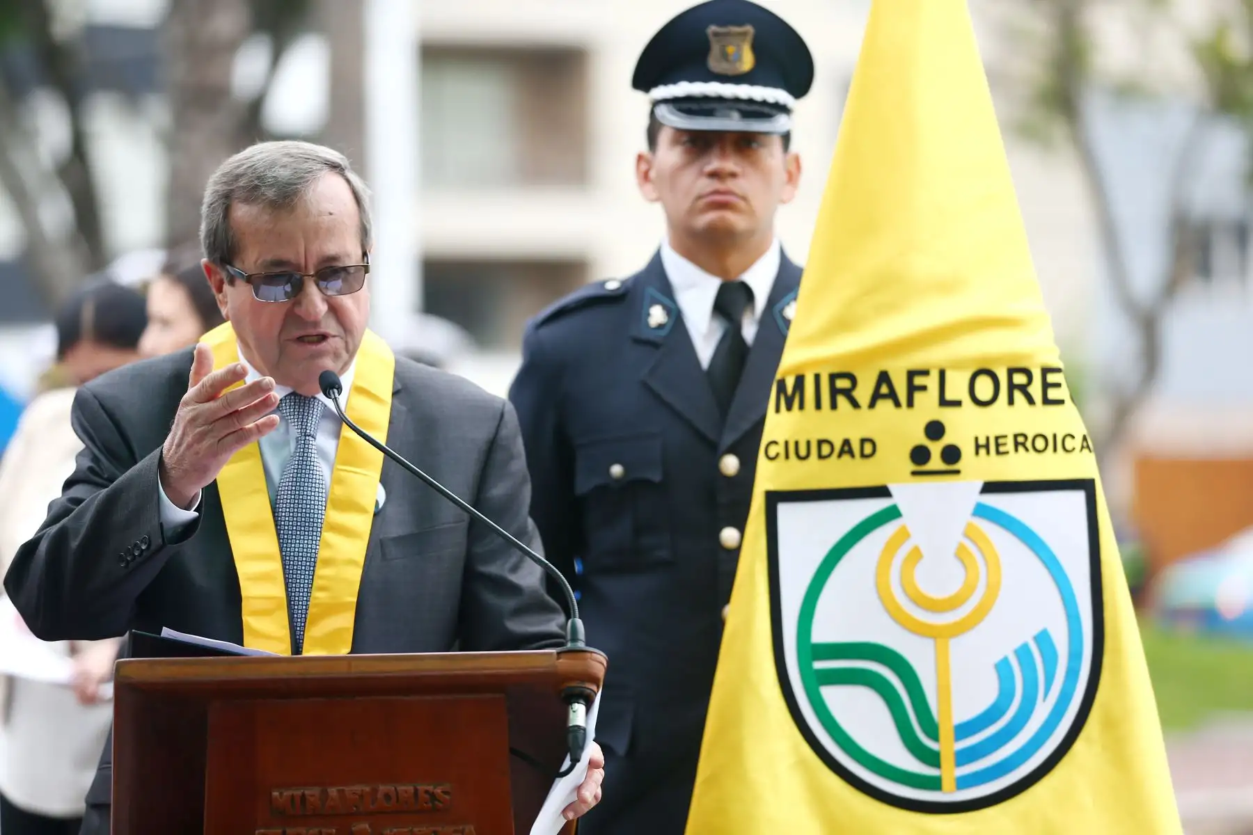 Luis Molina, alcalde de Miraflores, en  ceremonia de  homenaje por el centenario del fallecimiento de Ricardo Palma. Foto: ANDINA/Melina Mejía