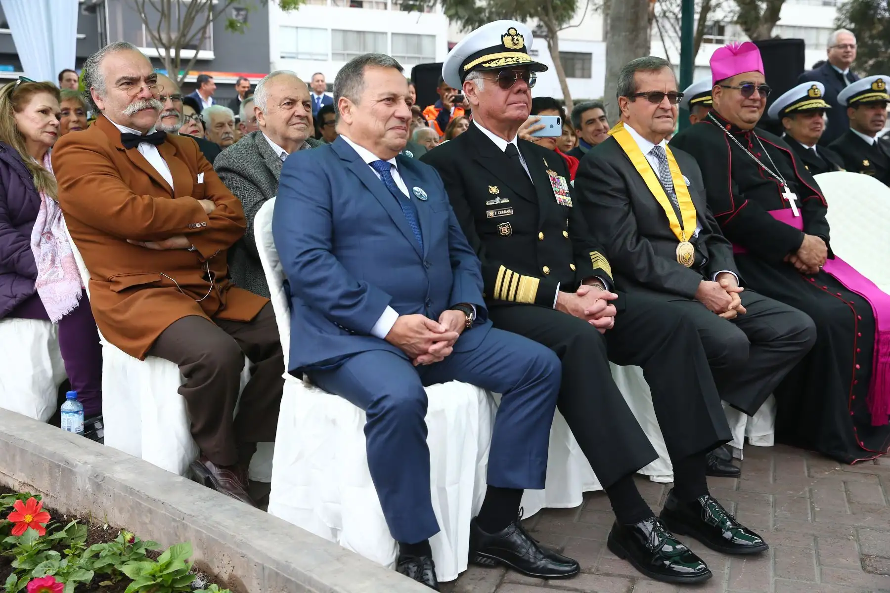 El Alcalde Miraflores, Luis Molina, Comandante General de la Marina, Almirante Fernando Cerdàn, en  ceremonia de  homenaje por el centenario del fallecimiento de Ricardo Palma. Foto: ANDINA/Melina Mejía