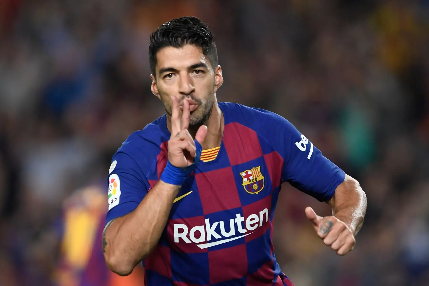 El delantero uruguayo de Barcelona, Luis Suárez, celebra el gol de apertura que anota al Sevilla por la Liga Santander. Foto: AFP