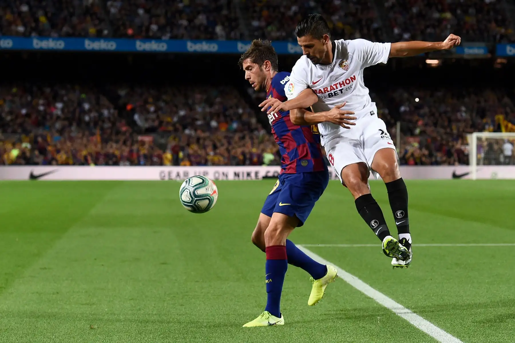 El defensor español de Barcelona Sergi Roberto desputa el balón contra el delantero español 