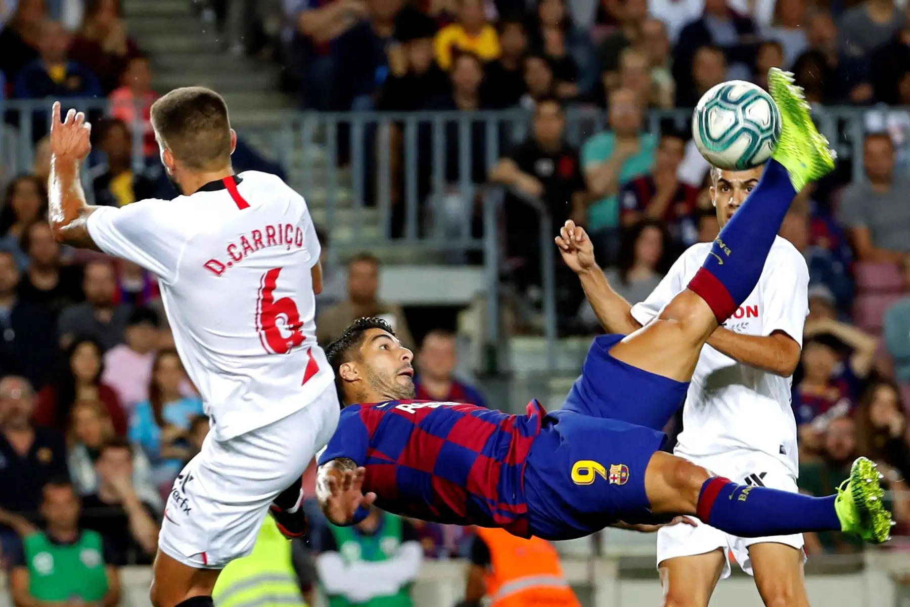 Con un golazo de tijera de Luis Suárez Barcelona vence 4 a 0 al Sevilla. Foto: EFE
