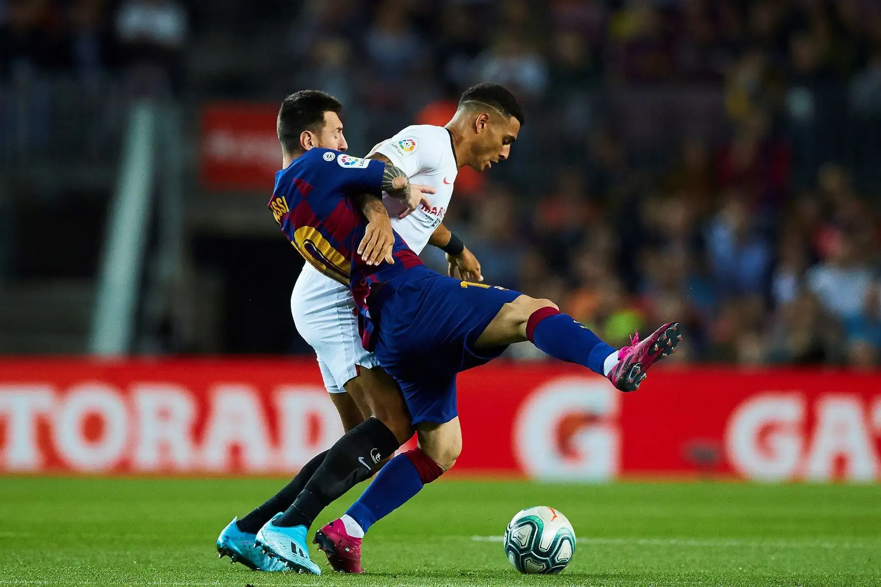 El delantero argentino del Barcelona Lionel Messi y el defensa del Sevilla Diego Carlos luchan por el balón durante el partido de la octava jornada de Liga Santander. Foto: EFE