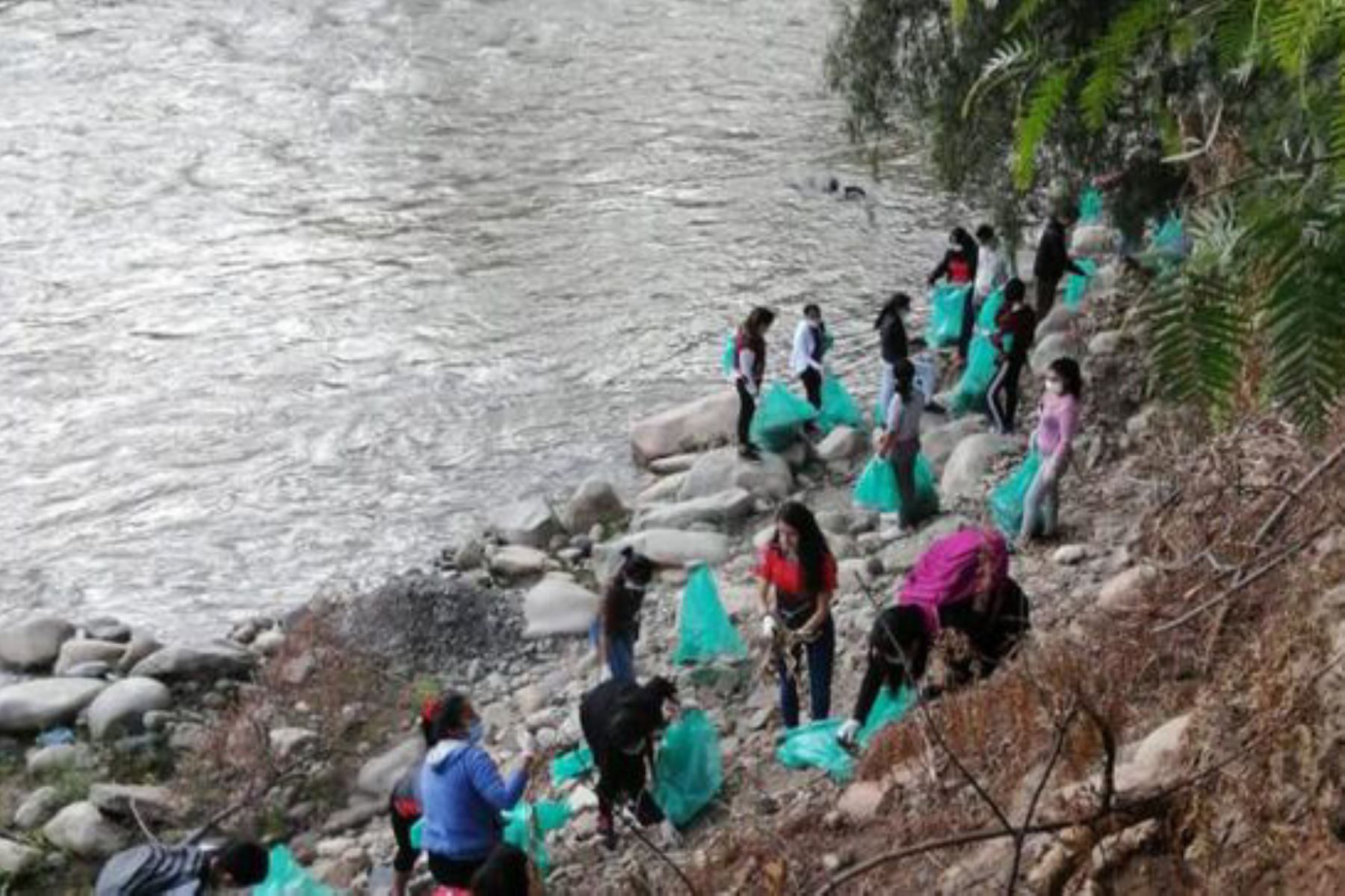 La Municipalidad Provincial de Huánuco organizó jornada de limpieza en el río Huallaga, de donde recolectaron más de tres toneladas de residuos sólidos.