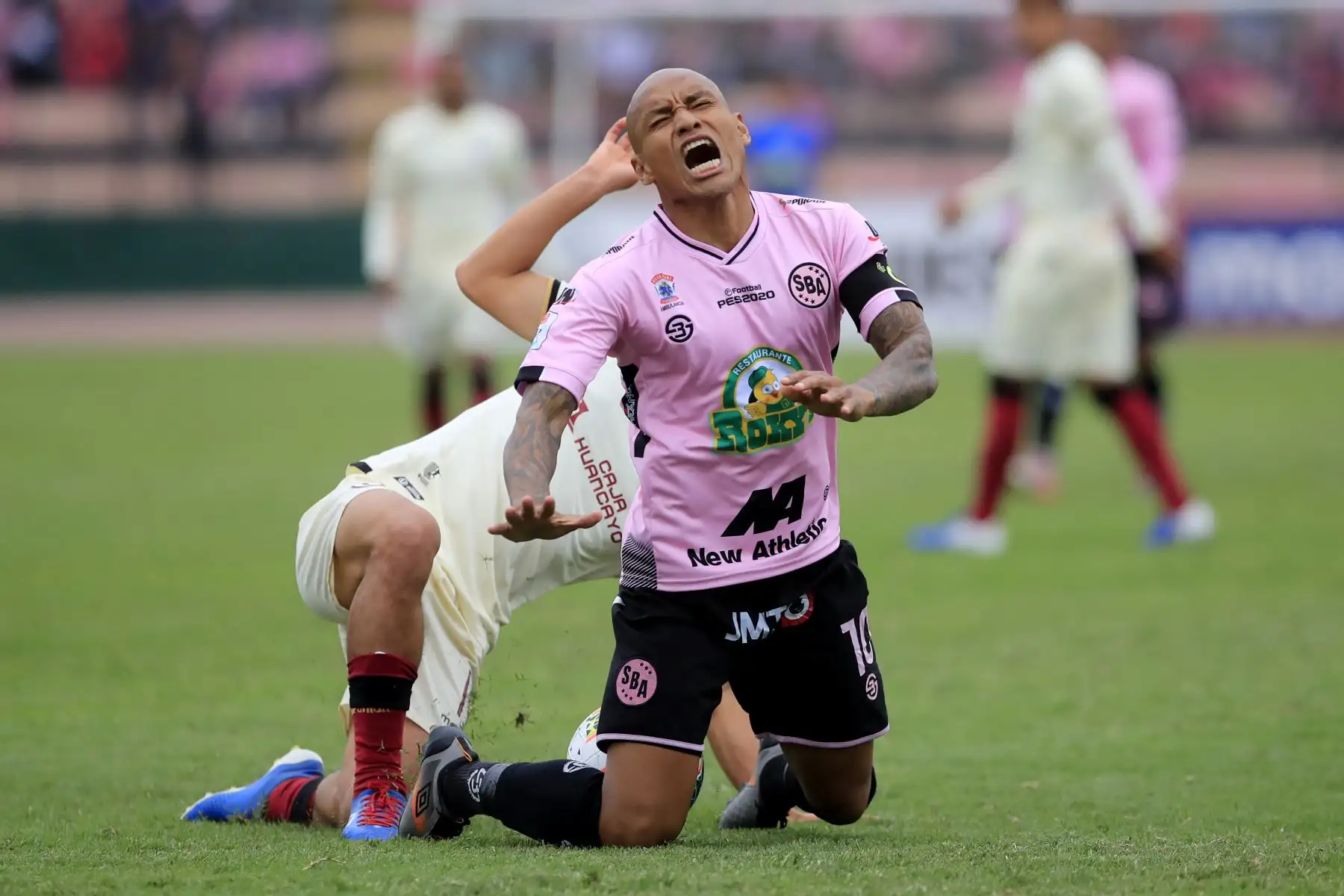 Jesús Chavez de Universitario recibe una falta durante el encuentro ante Sport Boys en el estadio Miguel Grau del Callao.


Foto: Andina/Juan Carlos Guzmán Negrini