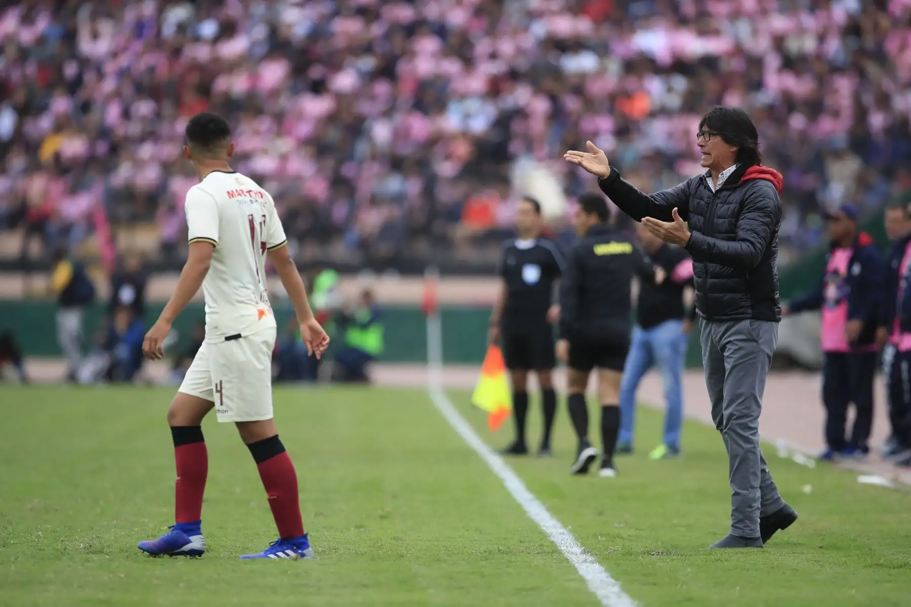 Director técnico de Universitario dando indicaciones durante el encuentro ante el Sport Boys en el estadio Miguel Grau del Callao.


Foto: Andina/Juan Carlos Guzmán Negrini