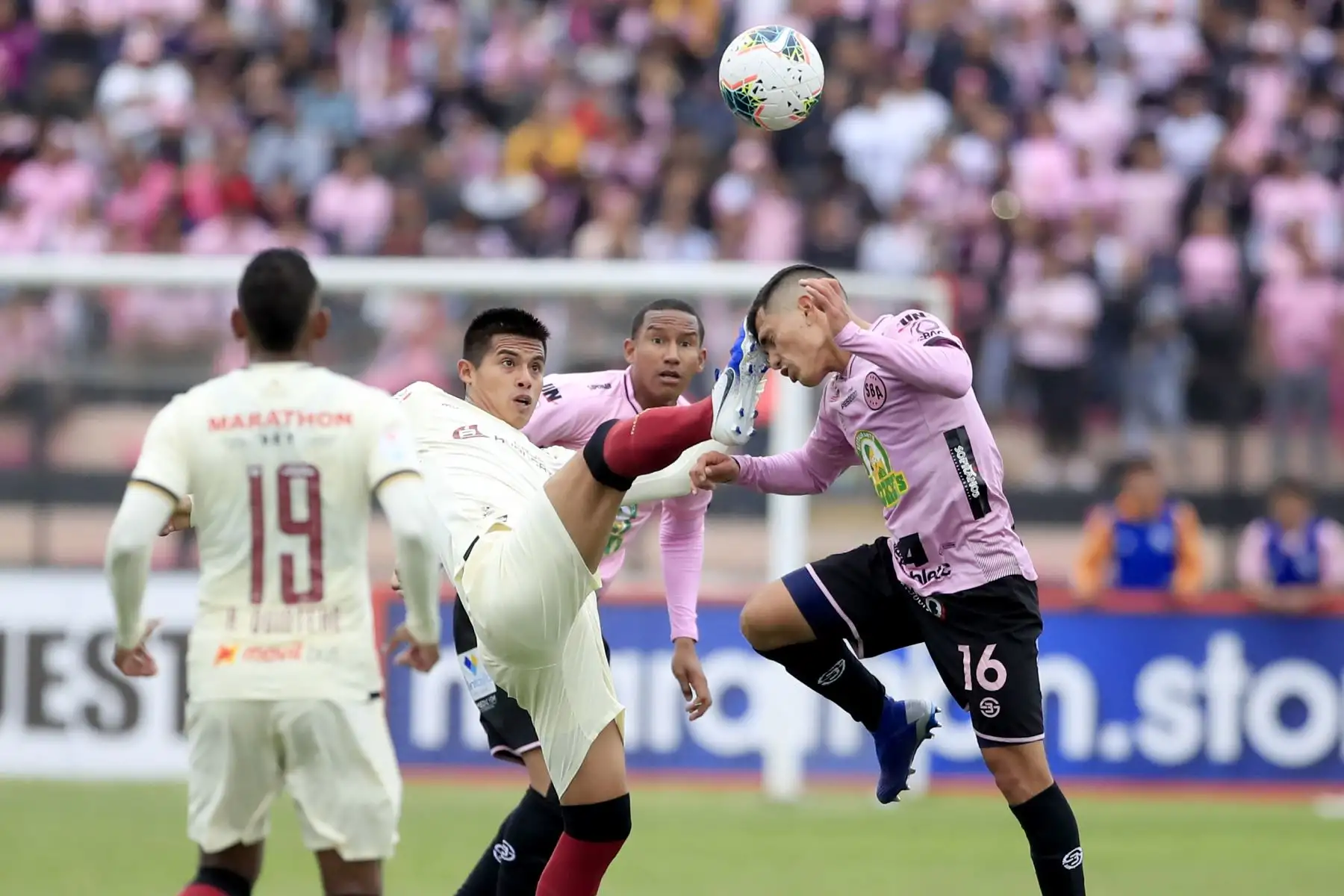 Anthony Osorio de Universitario despeja el balón frente a Pedro García del Sport Boys en el estadio Miguel Grau del Callao.


Foto: Andina/Juan Carlos Guzmán Negrini