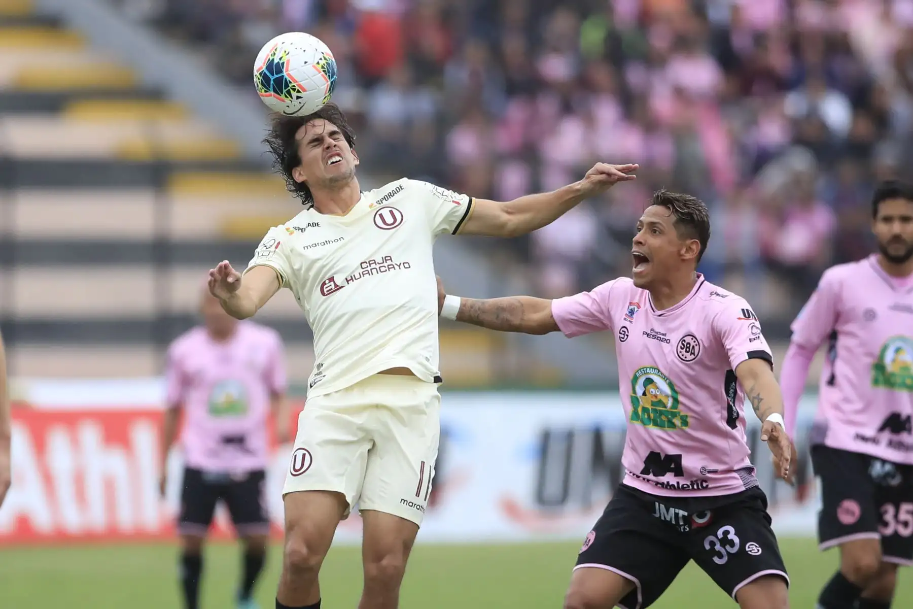 Rafael Guarderas de Universitario despeja el balón frente a Paolo de la Haza del Sport Boys en el estadio Miguel Grau del Callao.


Foto: Andina/Juan Carlos Guzmán Negrini