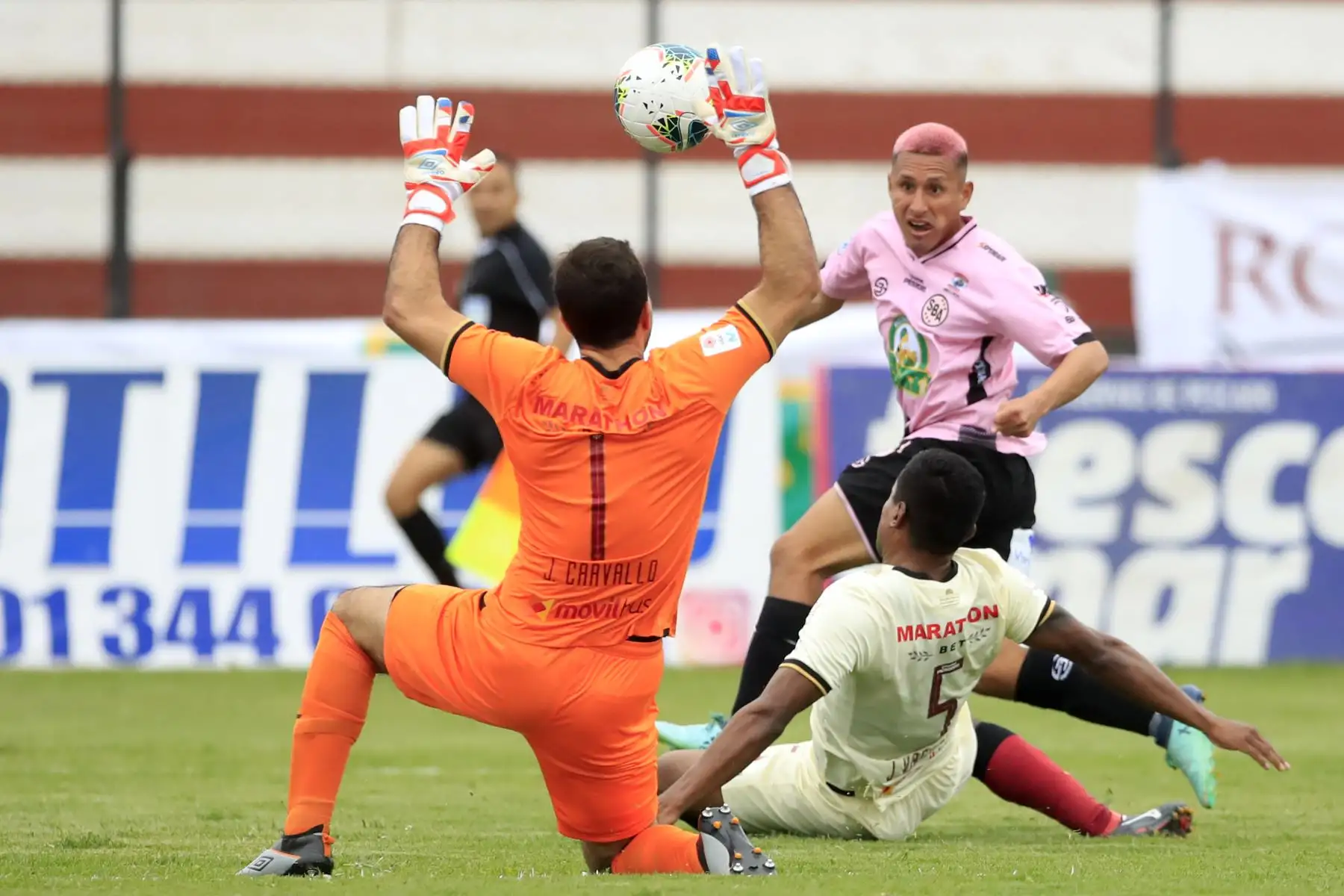 Manuel Tejada del Sport Boyes patea el balón frente al portero José Carvalho de Universitario en el estadio Miguel Grau del Callao.


Foto: Andina/Juan Carlos Guzmán Negrini