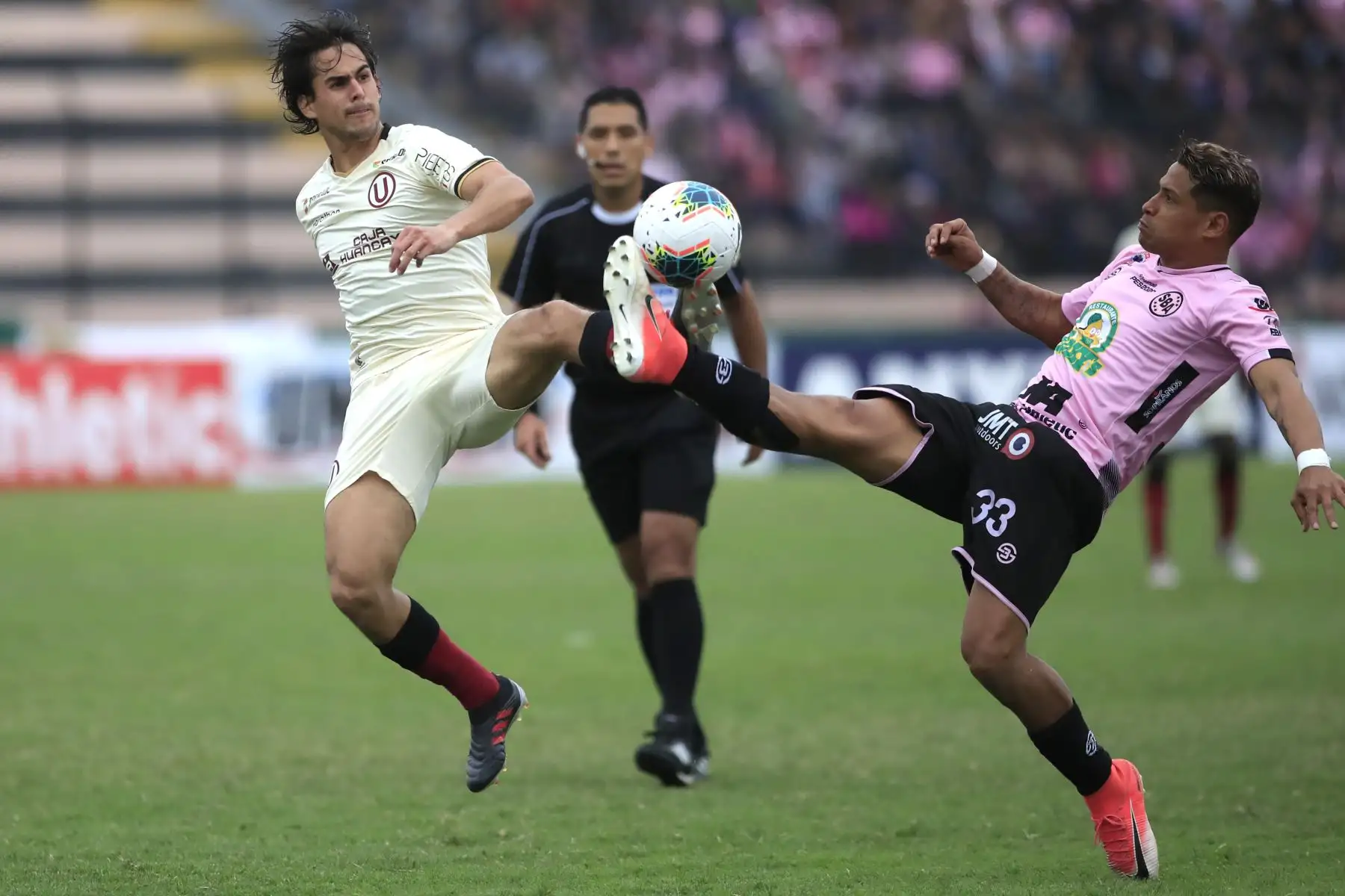 Paolo de la Haza del Sport Boys en disputa del balón con Rafael Guarderas de Universitario en partido jugado en el estadio Miguel Grau del Callao.


Foto: Andina/Juan Carlos Guzmán Negrini