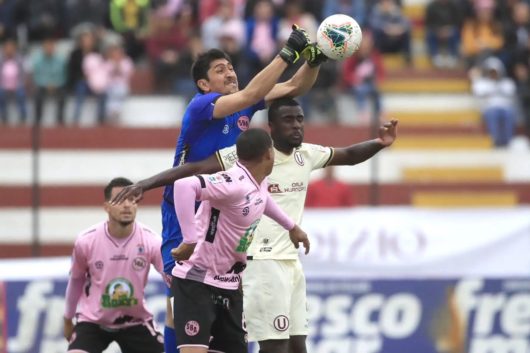 Jonathan Medina del Sport Boys rechaza el balón durante el partido ante Universitario en el estadio Miguel Grau del Callao.


Foto: Andina/Juan Carlos Guzmán Negrini