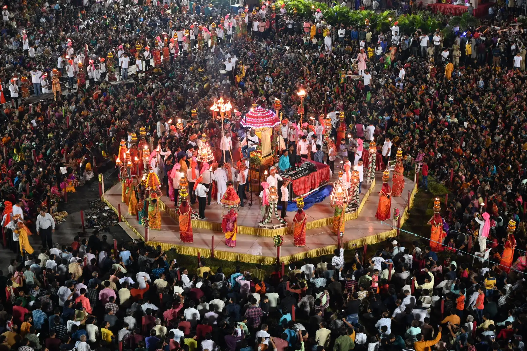 Miles de devotos hindúes se reúnen mientras participan en un Maha Aarti (un ritual hindú) cerca del templo de Umiyadham en la India. Foto: AFP