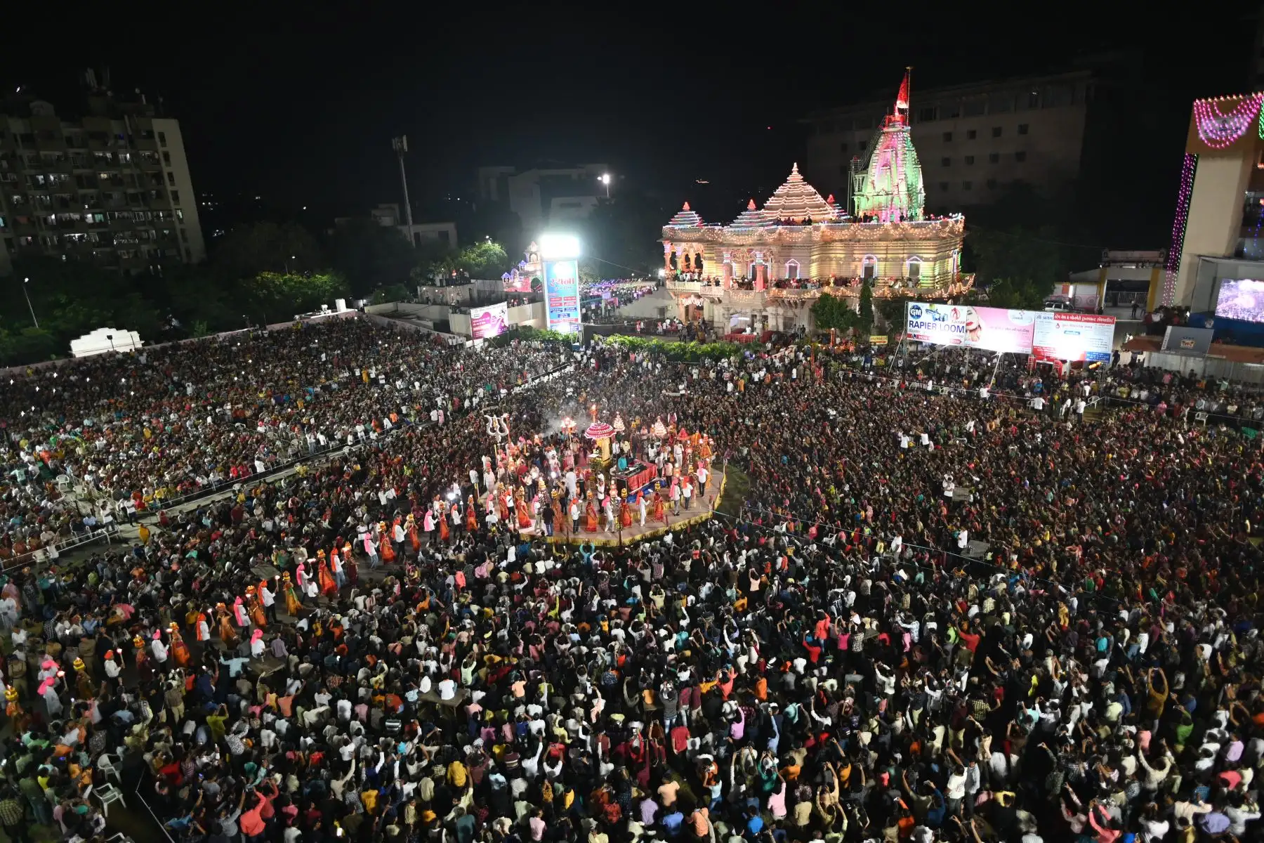 Miles de devotos hindúes se reúnen mientras participan en un Maha Aarti (un ritual hindú) cerca del templo de Umiyadham en Surat, a unos 270 kilómetros de Ahmedabad en el estado de Gujarat de la India occidental a fines del 6 de octubre de 2019. - Miles de devotos hindúes se reunieron en Umiya Dham y ofreció Aarti con motivo de Ashthmi a Ma Umiya. (Fo