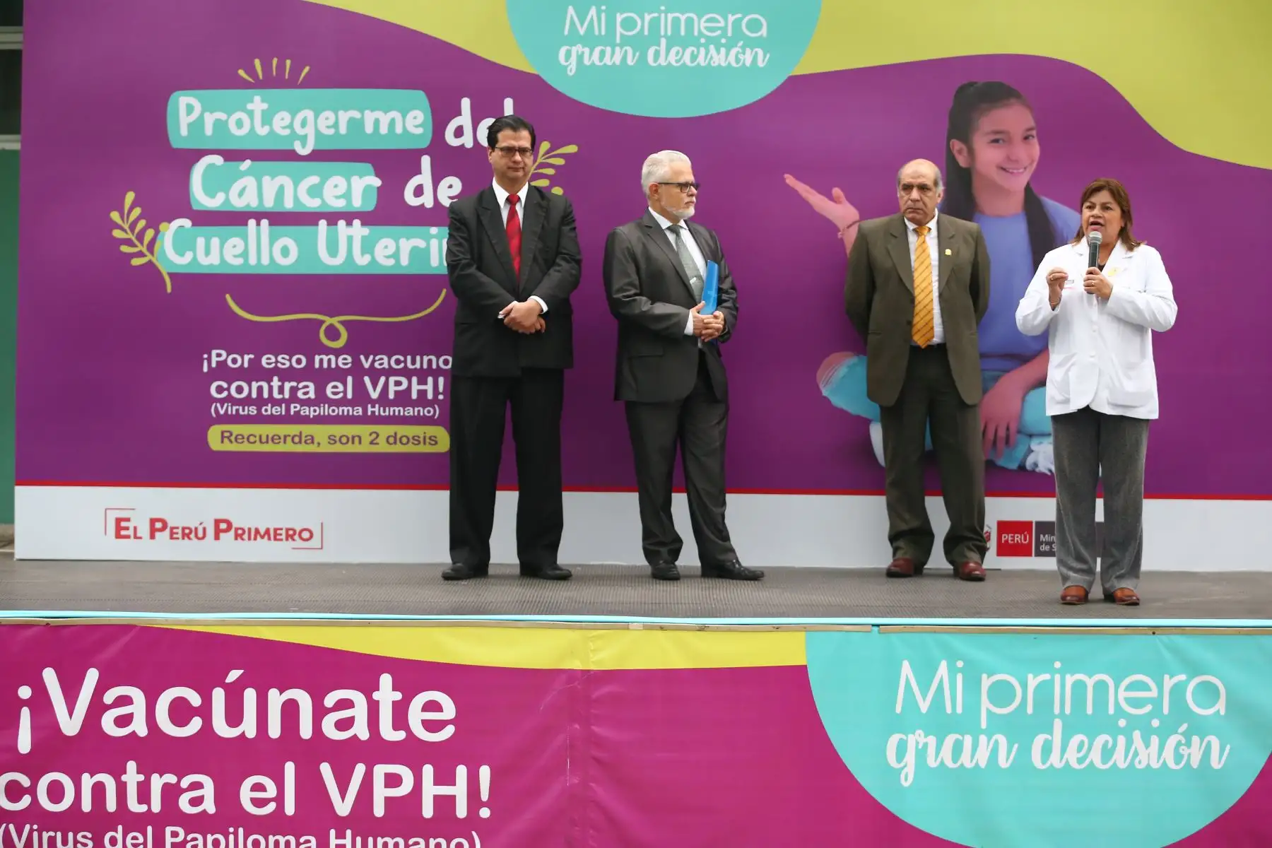 Ministra de Salud, Zulema Tomás, viceministro de Salud Pública, Gustavo Rosell De Almeida, representante de la OPS en Perú, Ruben Mayorga y el Director del colegio Elvira Garcia y Garcia en el lanzamiento de  la Campaña Nacional de Segunda Dosis de la Vacuna del Papiloma Humano.  Foto: ANDINA/Melina Mejía