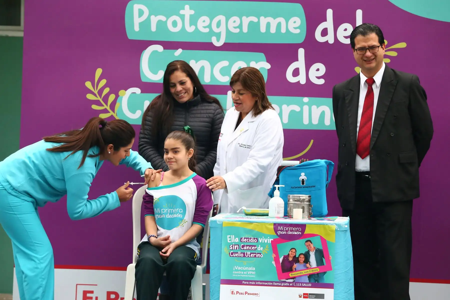 Con la presencia de la ministra de Salud, Zulema Tomás y el vice ministro de Salud Pública, Gustavo Rosell De Almeida se lanza la Campaña Nacional de Segunda Dosis de la Vacuna del Papiloma Humano, en el colegio Elvira garcia y Garcia.  Foto: ANDINA/Melina Mejía