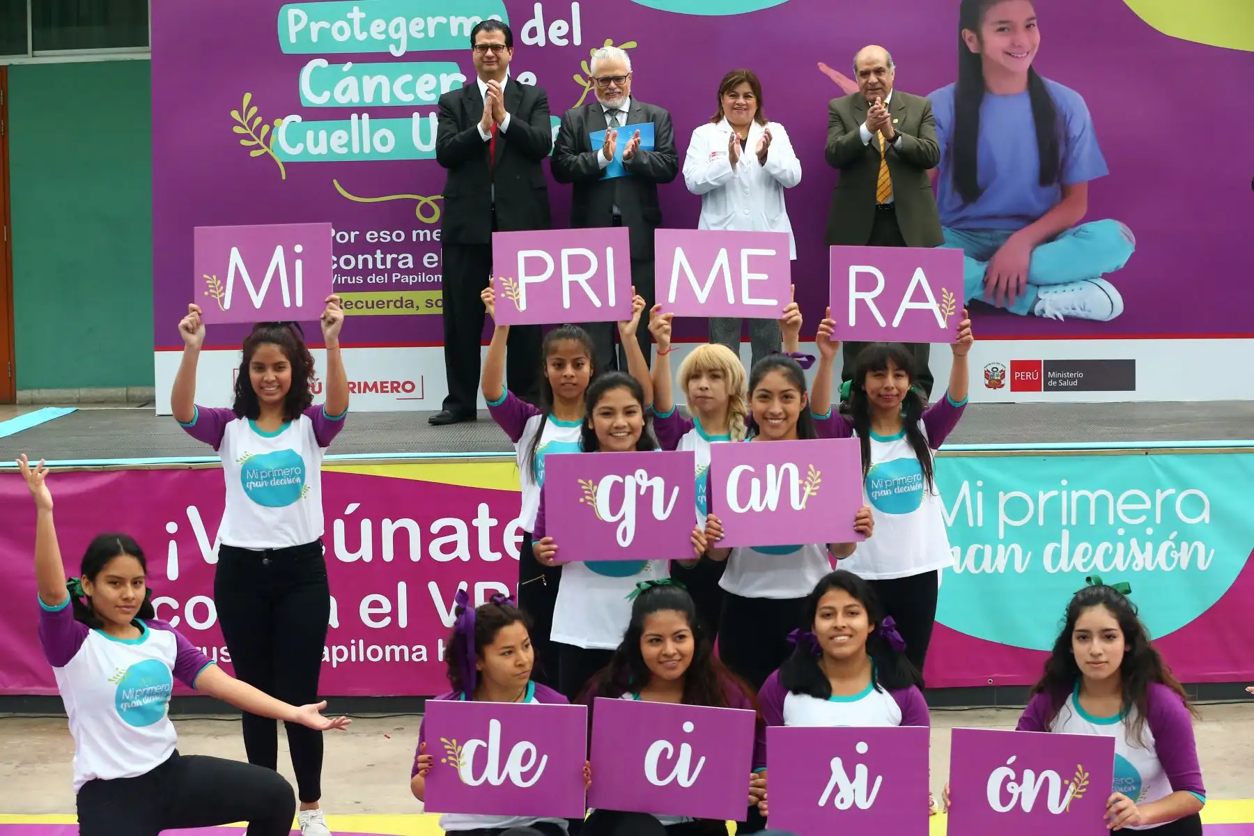Ministra de Salud, Zulema Tomás, viceministro de Salud Pública, Gustavo Rosell De Almeida, representante de la OPS en Perú, Ruben Mayorga y el Director del colegio Elvira Garcia y Garcia en el lanzamiento de  la Campaña Nacional de Segunda Dosis de la Vacuna del Papiloma Humano.  Foto: ANDINA/Melina Mejía